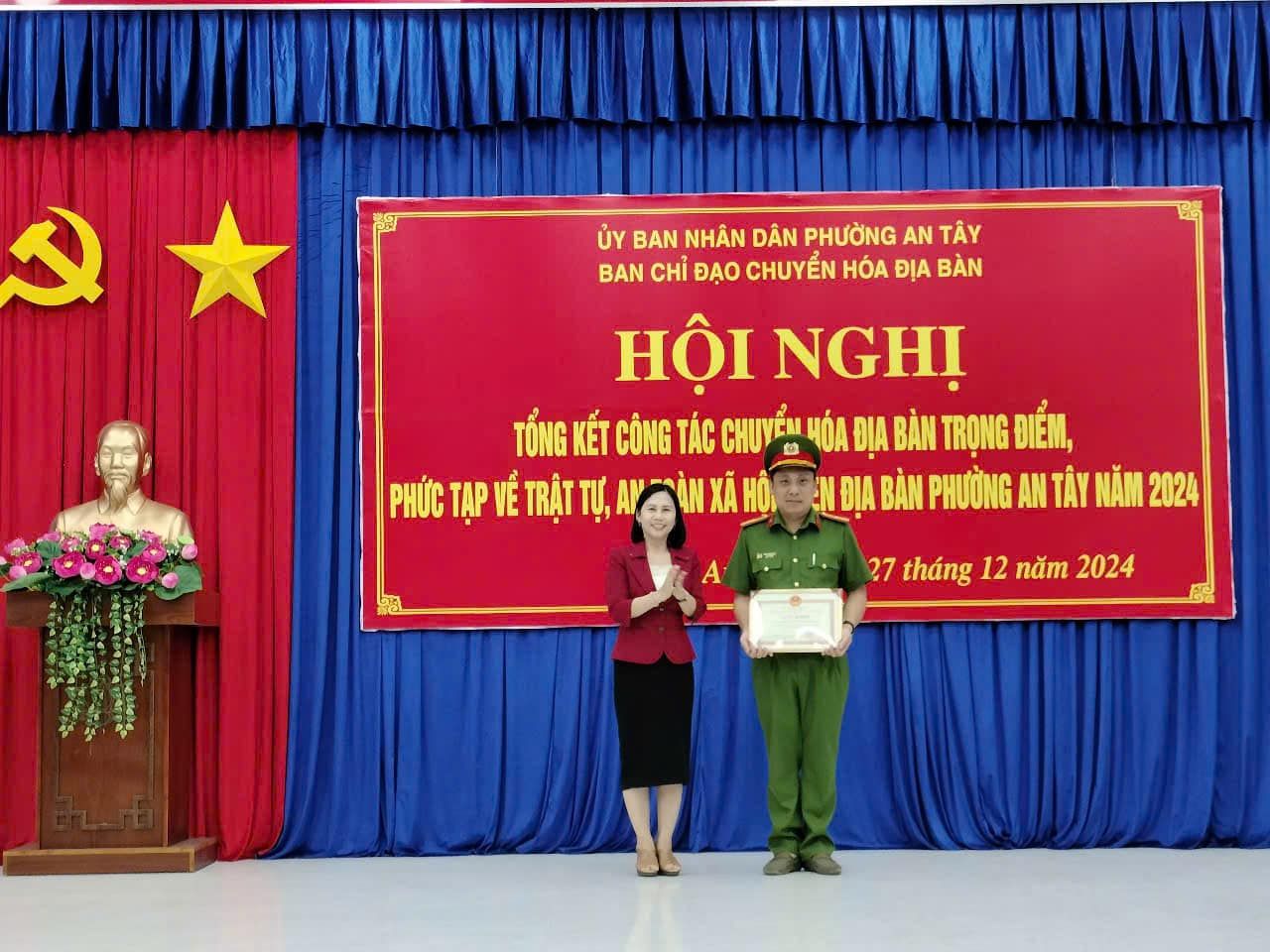 Có thể là hình ảnh về 2 người và văn bản