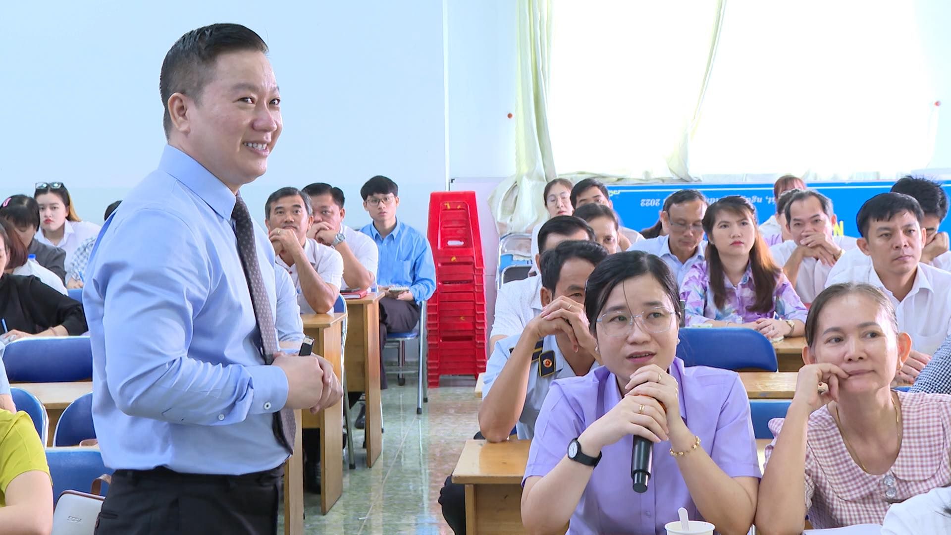 Có thể là hình ảnh về 10 người, mọi người đang học và văn bản