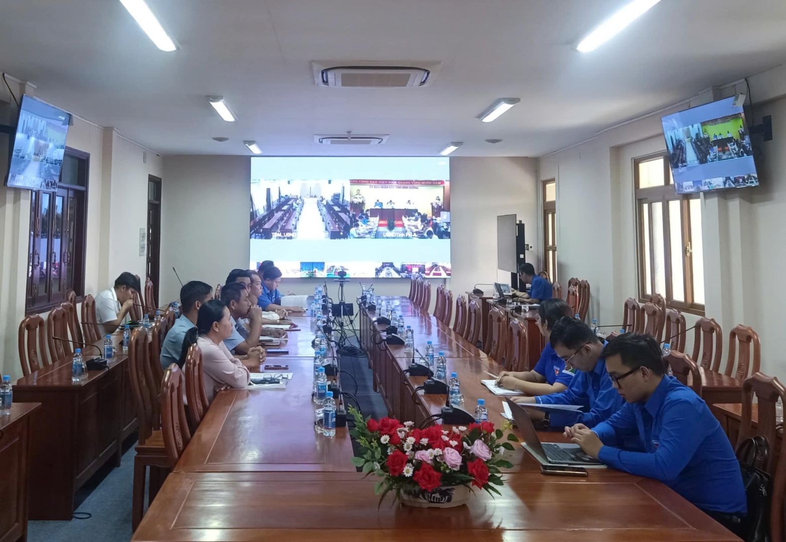 Có thể là hình ảnh về 8 người, mọi người đang học và bàn