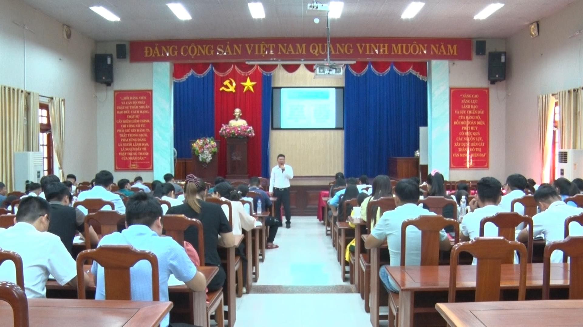 C&oacute; thể l&agrave; h&igrave;nh ảnh về 8 người, mọi người đang học v&agrave; văn bản