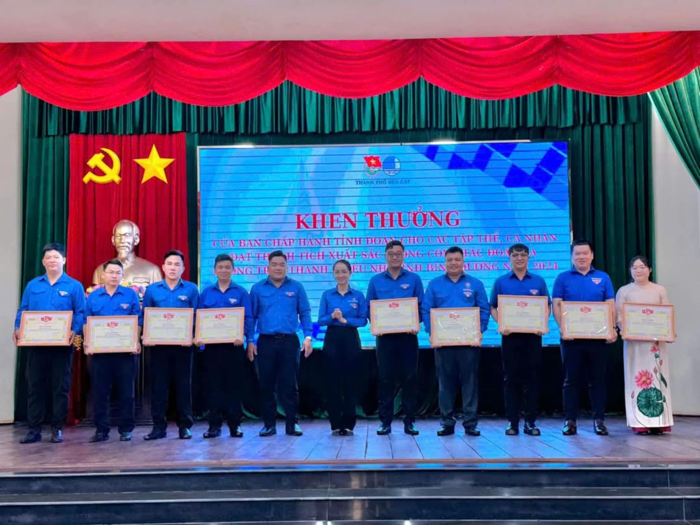 Có thể là hình ảnh về 11 người và văn bản