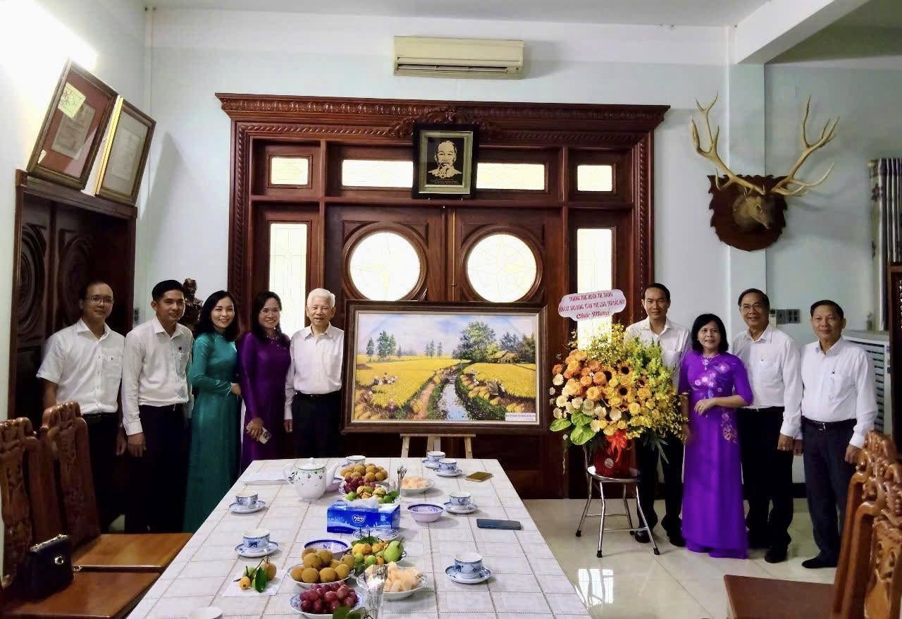 Có thể là hình ảnh về 9 người, đền thờ và văn bản