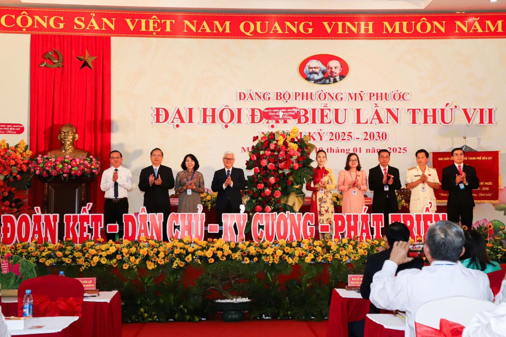 Có thể là hình ảnh về 8 người và văn bản