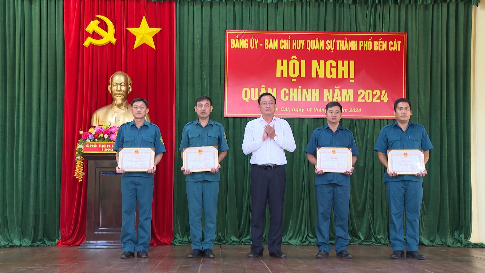 C&oacute; thể l&agrave; h&igrave;nh ảnh về 5 người v&agrave; văn bản