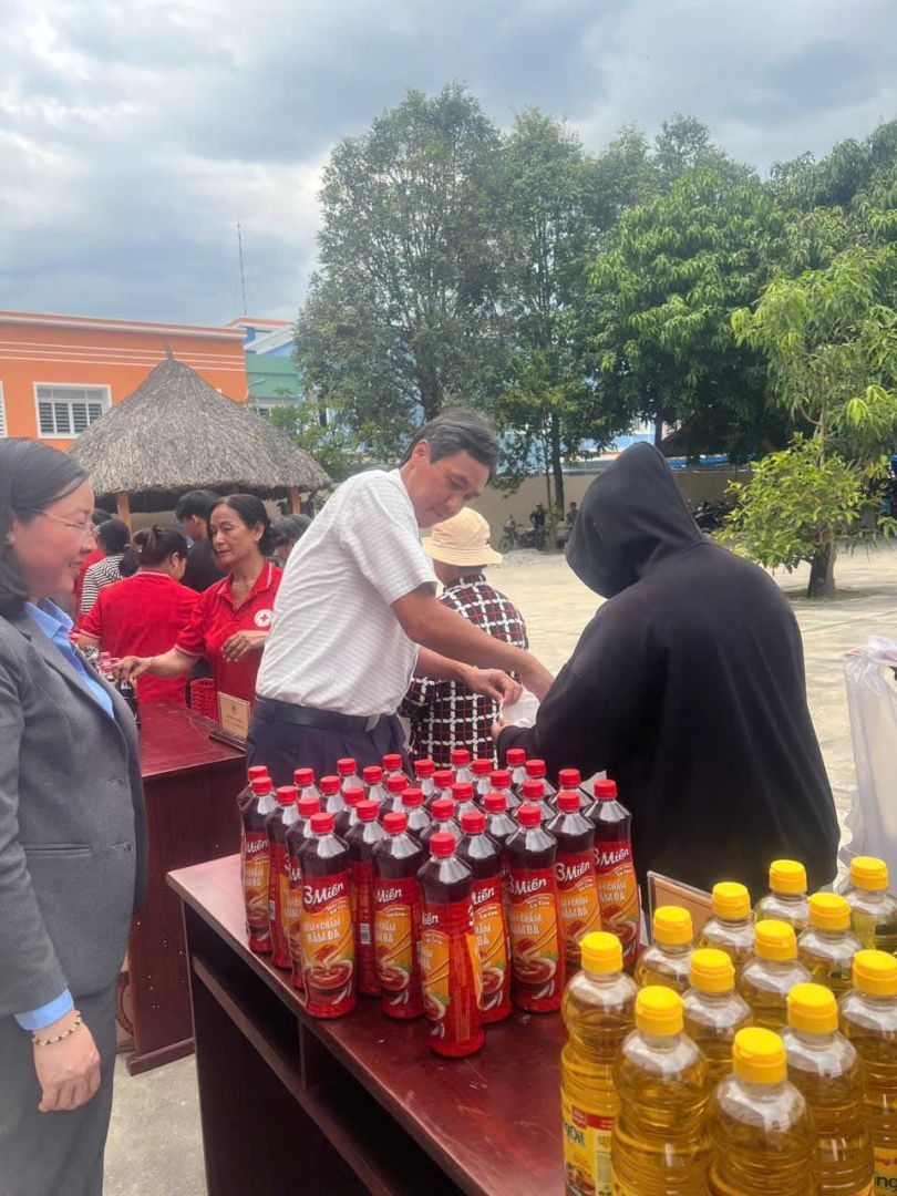 Có thể là hình ảnh về 5 người và văn bản