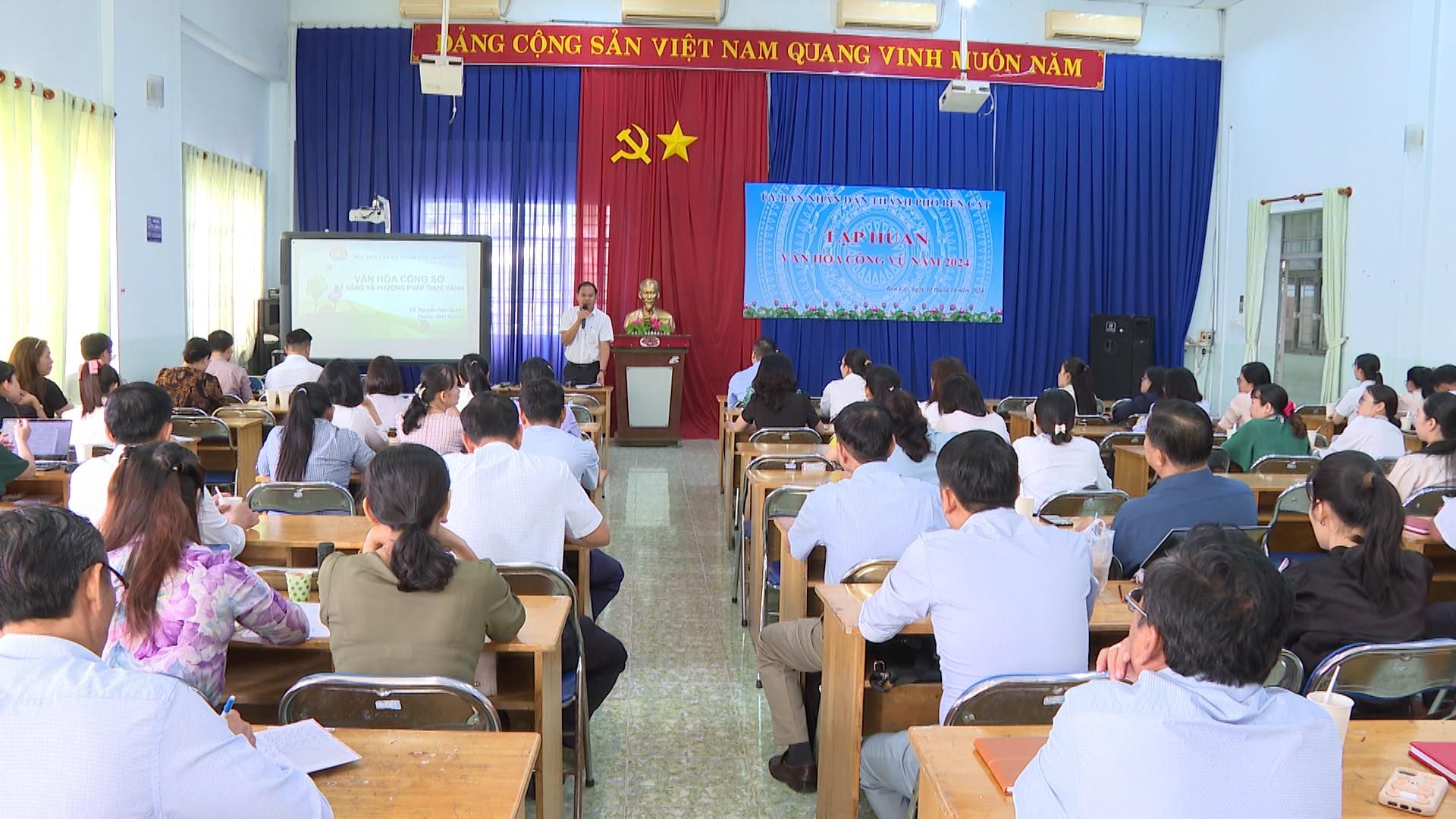 Có thể là hình ảnh về 9 người, mọi người đang học và văn bản