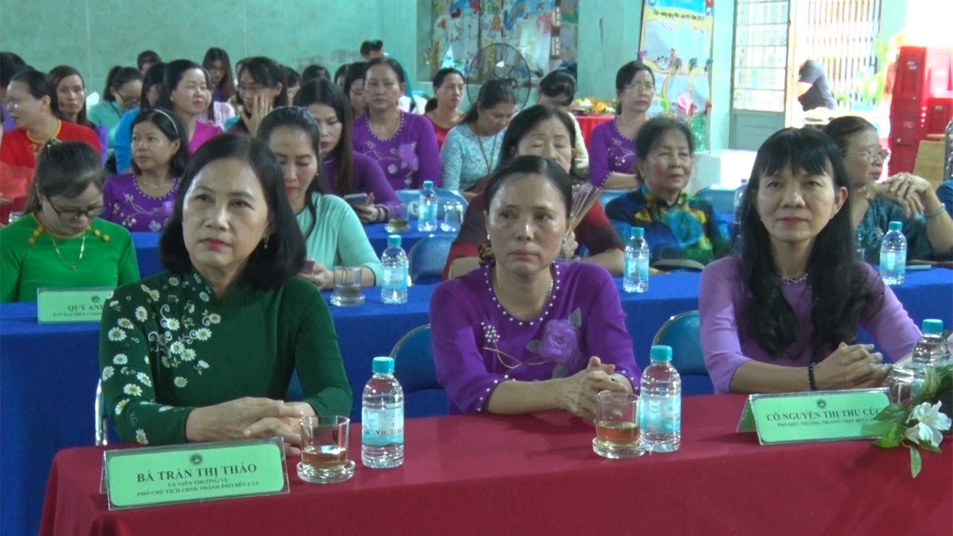 Có thể là hình ảnh về 9 người và văn bản