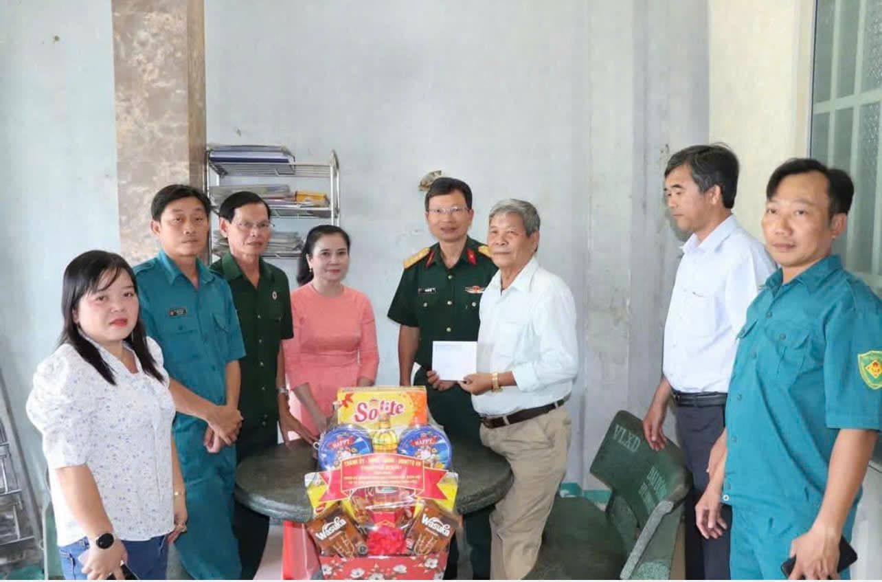Có thể là hình ảnh về 7 người và văn bản