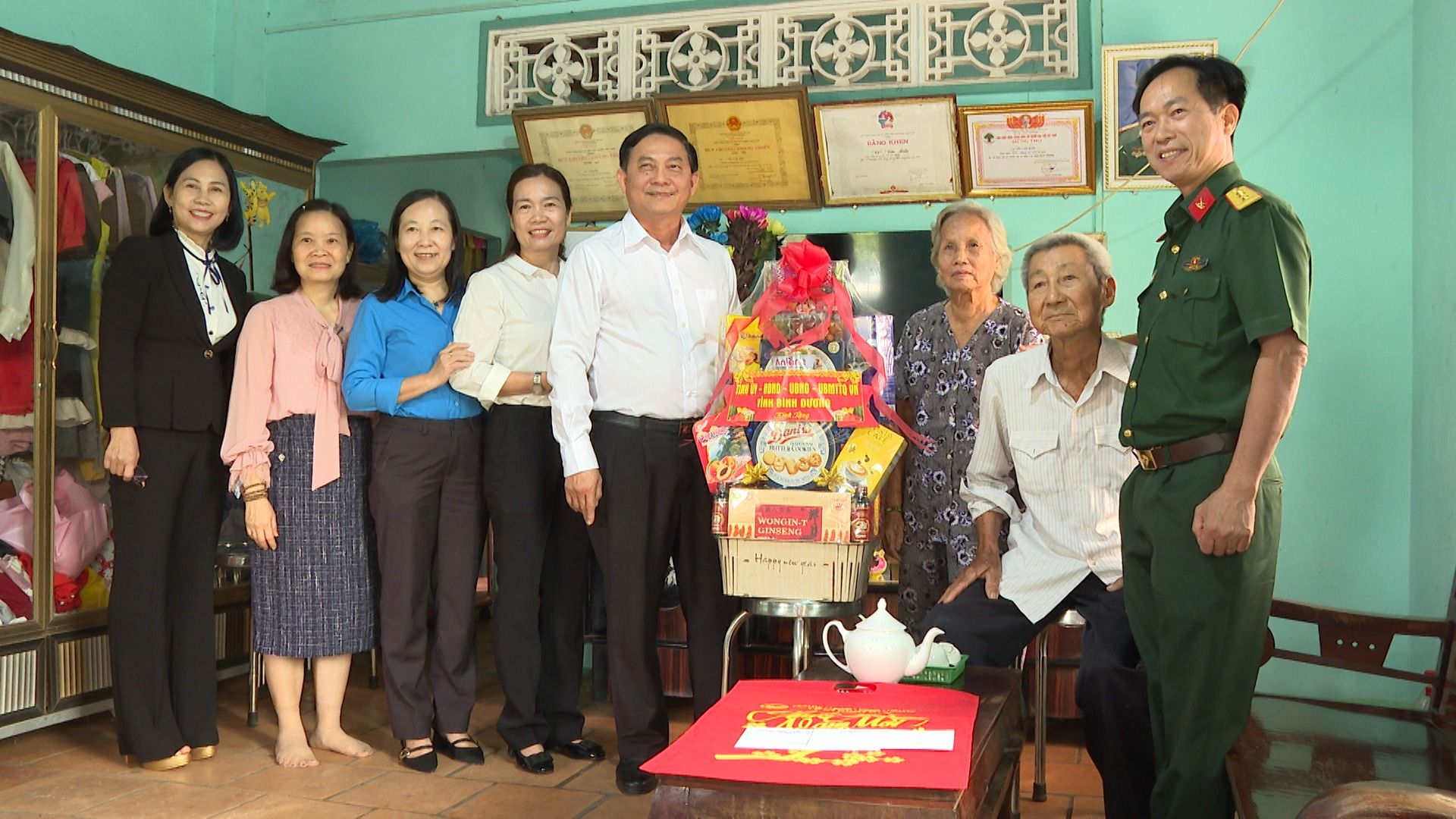 Có thể là hình ảnh về 8 người và văn bản