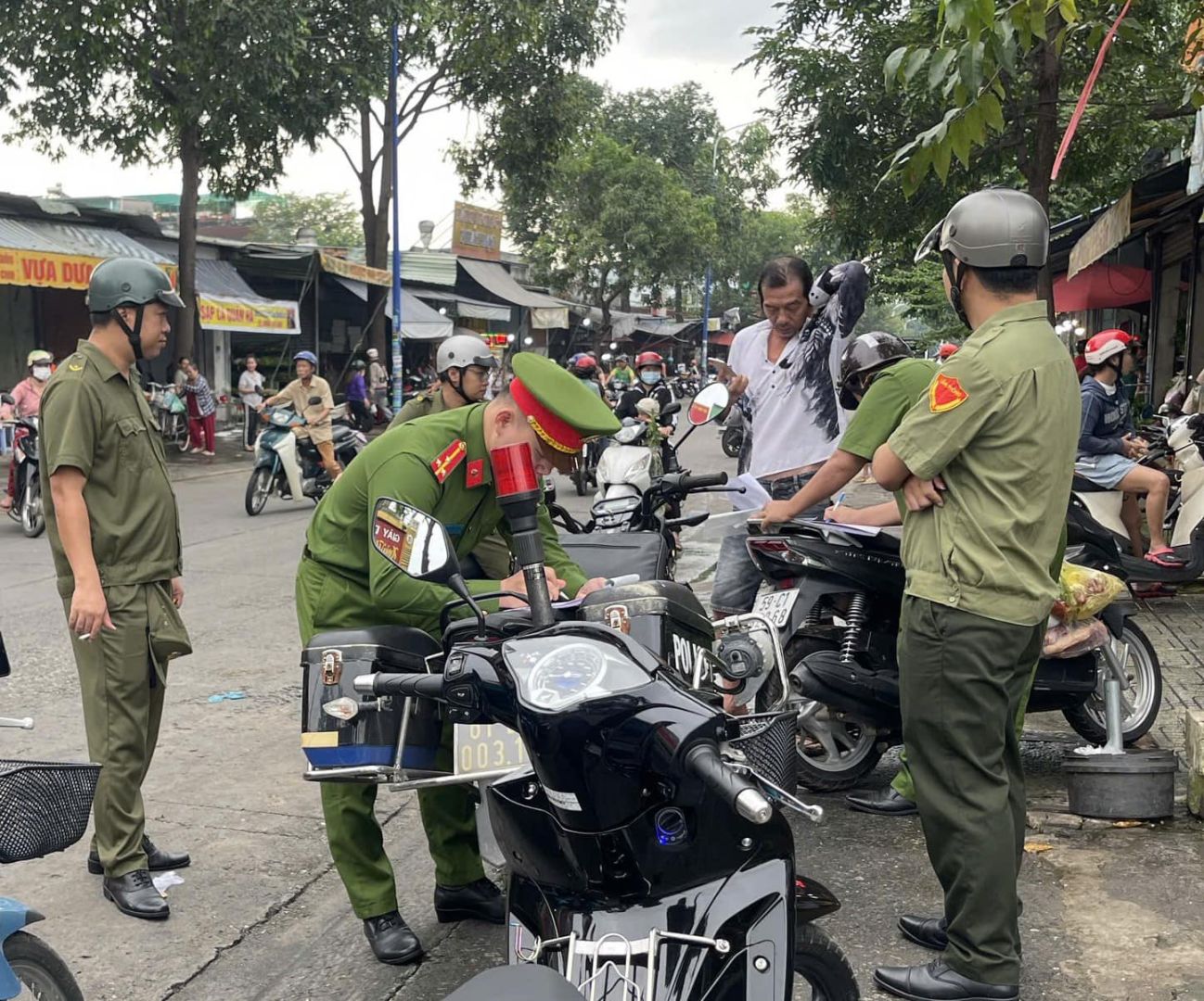 Có thể là hình ảnh về 8 người, xe môtô và văn bản