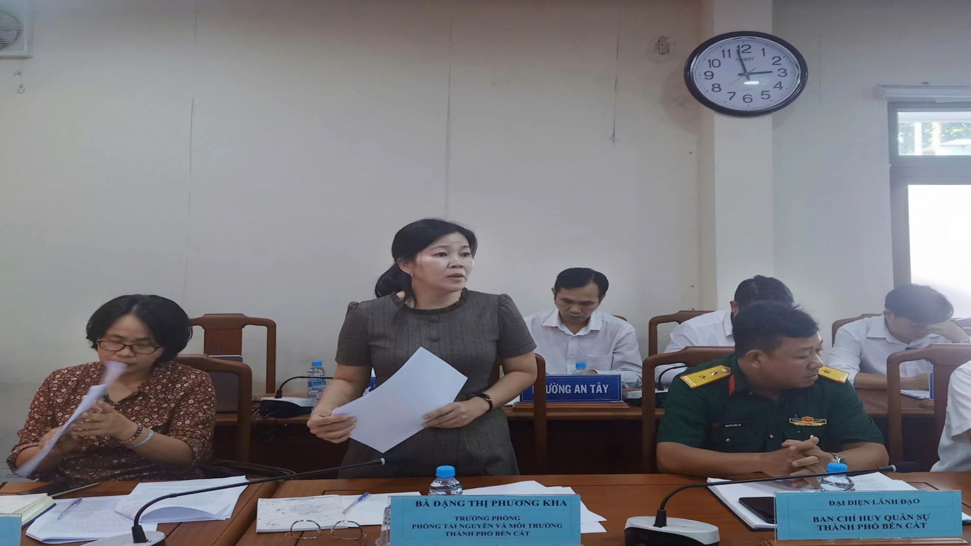 C&oacute; thể l&agrave; h&igrave;nh ảnh về 5 người, mọi người đang học v&agrave; văn bản