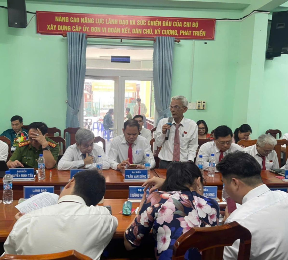 Có thể là hình ảnh về 12 người, bệnh viện và văn bản