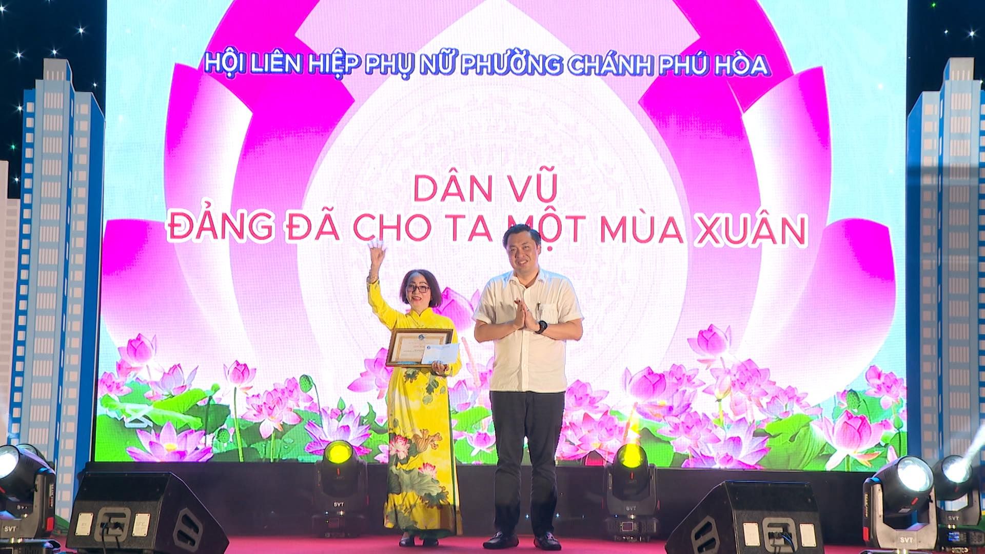 Có thể là hình ảnh về 2 người và văn bản