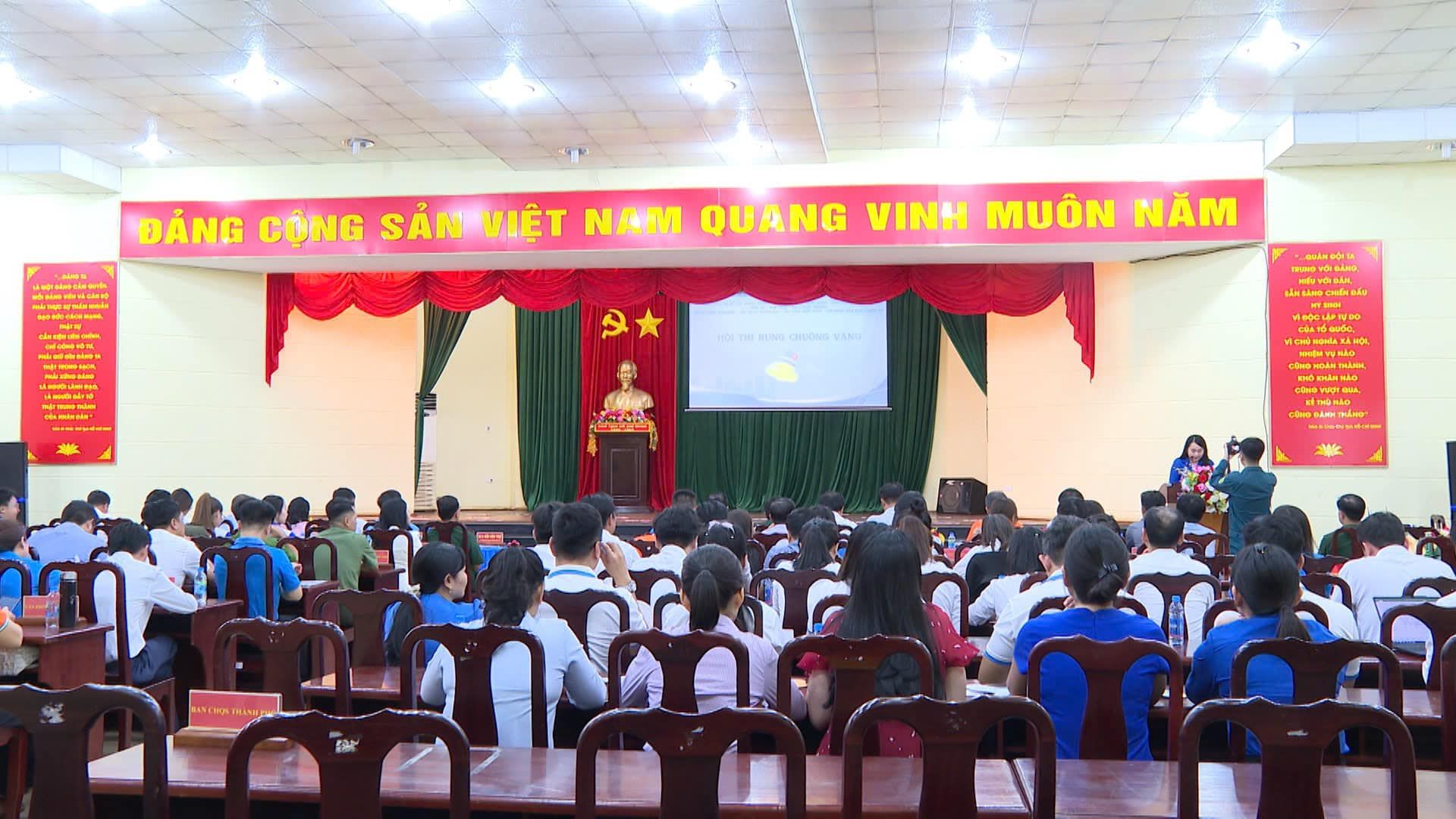 Có thể là hình ảnh về 1 người và văn bản