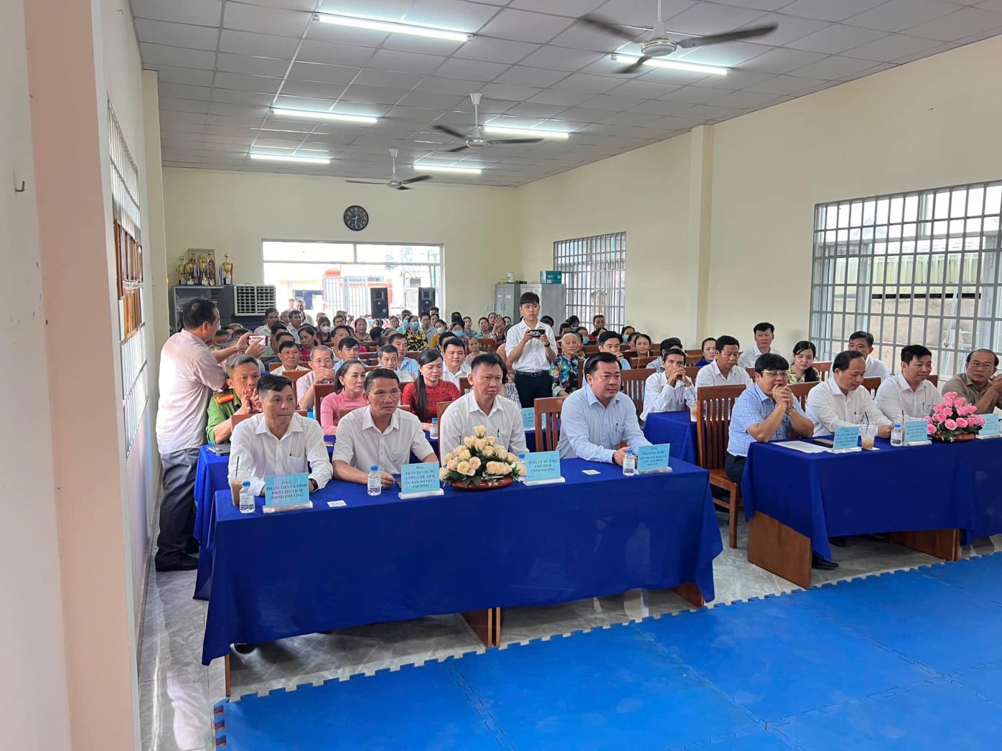 Có thể là hình ảnh về 5 người và mọi người đang học