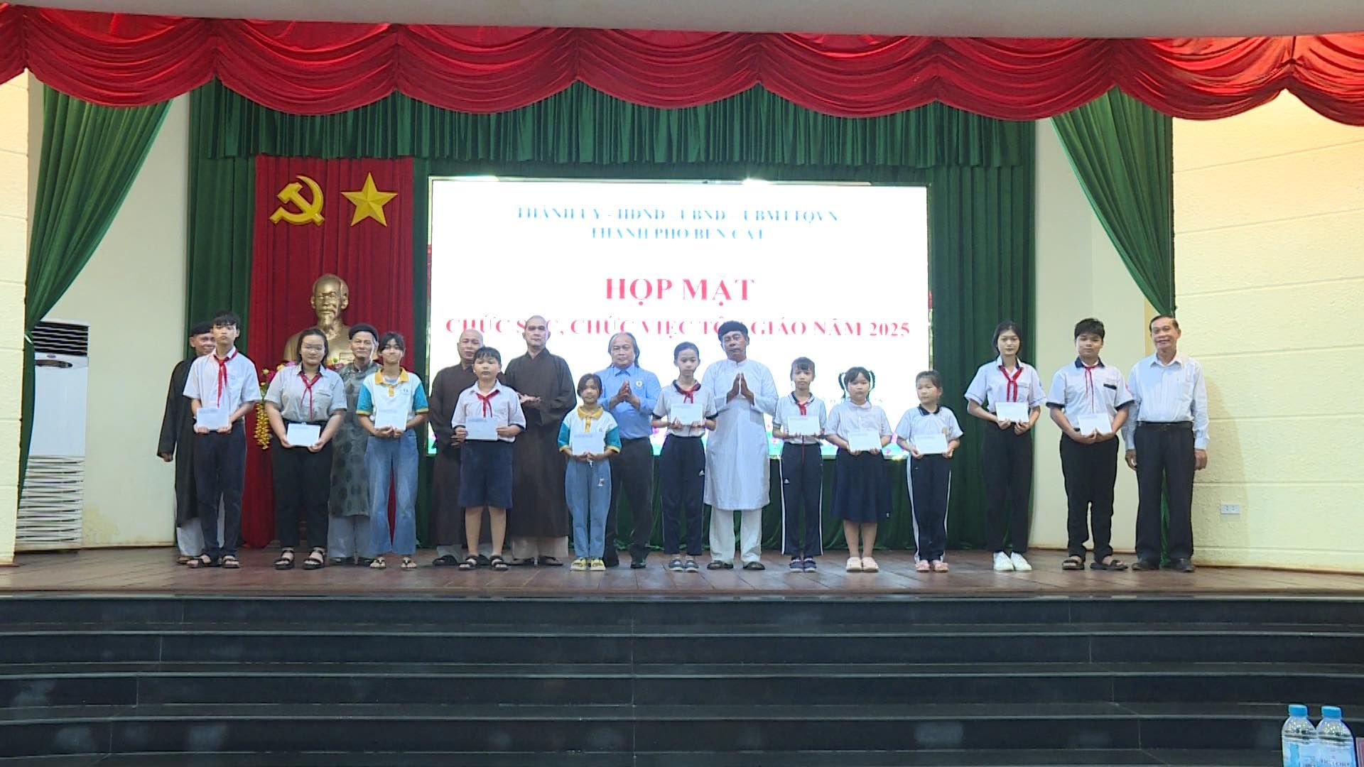 Có thể là hình ảnh về 16 người, đang trình diễn võ thuật và văn bản