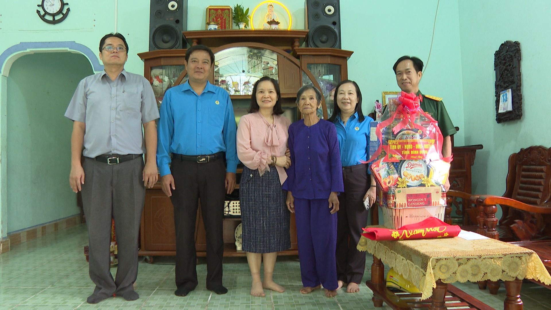 Có thể là hình ảnh về 6 người