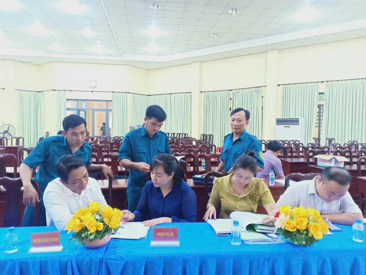 Có thể là hình ảnh về 8 người và văn bản