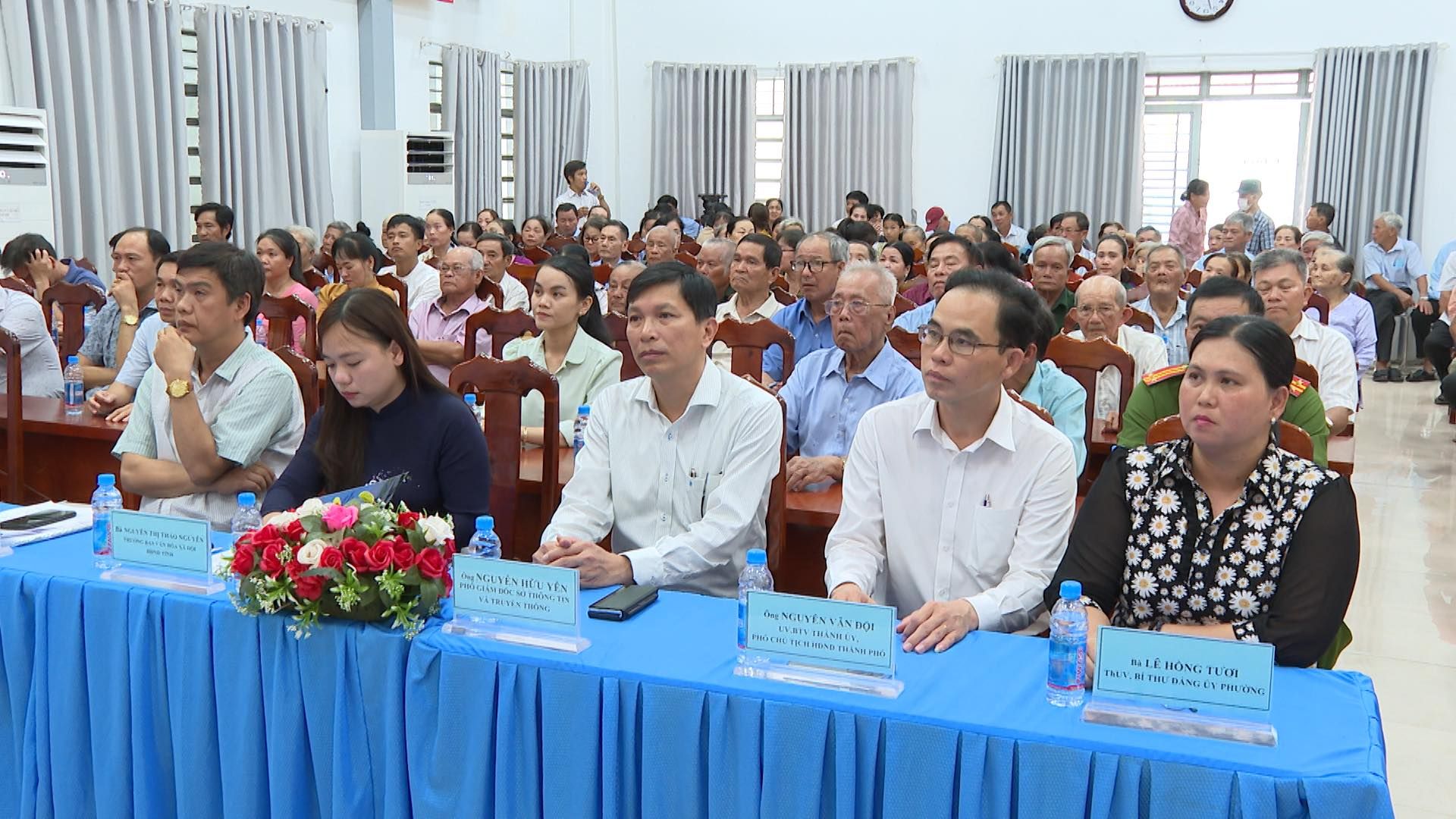 Có thể là hình ảnh về 4 người, cái bục và văn bản