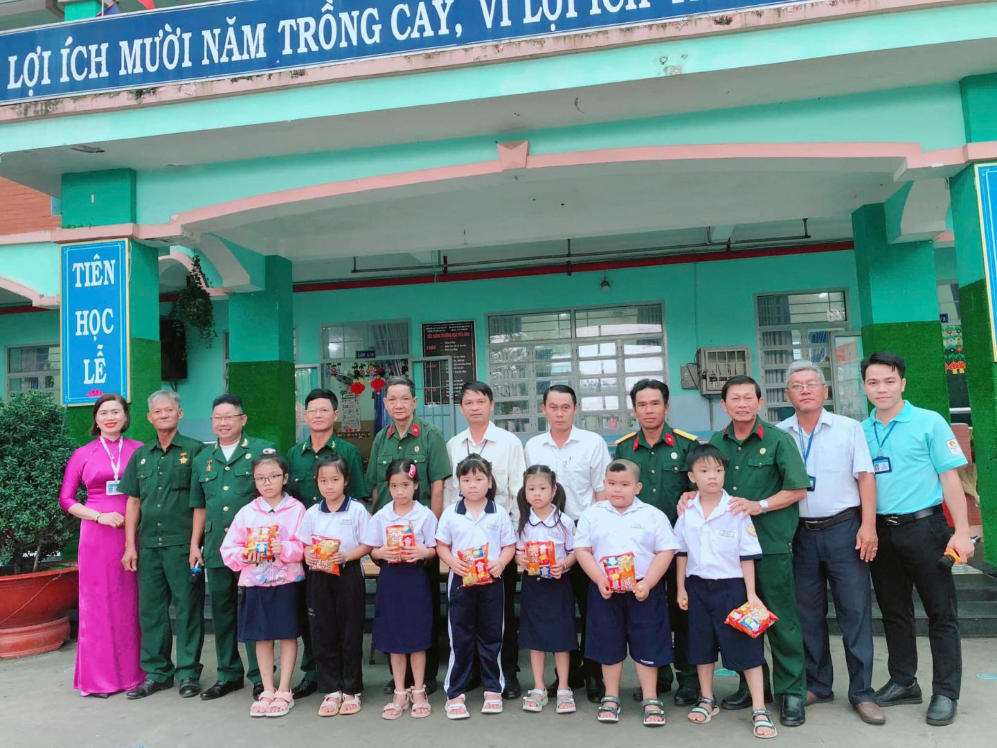 Có thể là hình ảnh về 13 người và văn bản