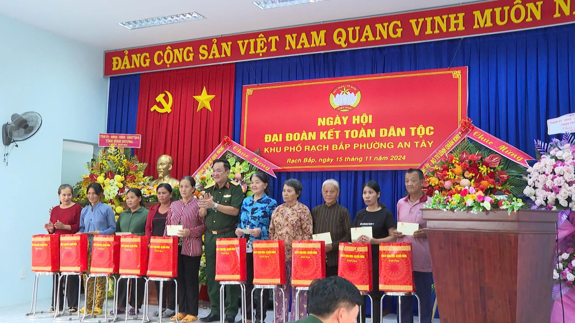Có thể là hình ảnh về 13 người và văn bản cho biết 'ĐẢNG CỘNG SẢN VIỆT NAM QUANG VINH MUON N 신 구도모의 NGÀY HỘI ĐẠI ĐOÀN KẾT TOÀN DÂN TỘC hue KHu PHỐ RẠCH BẮP PHƯỜNG AN TÂY Mừng Rạch Bap, ngày 15 tháng năm 2024 Chúe Mưng Tepe 性 1間0世限'