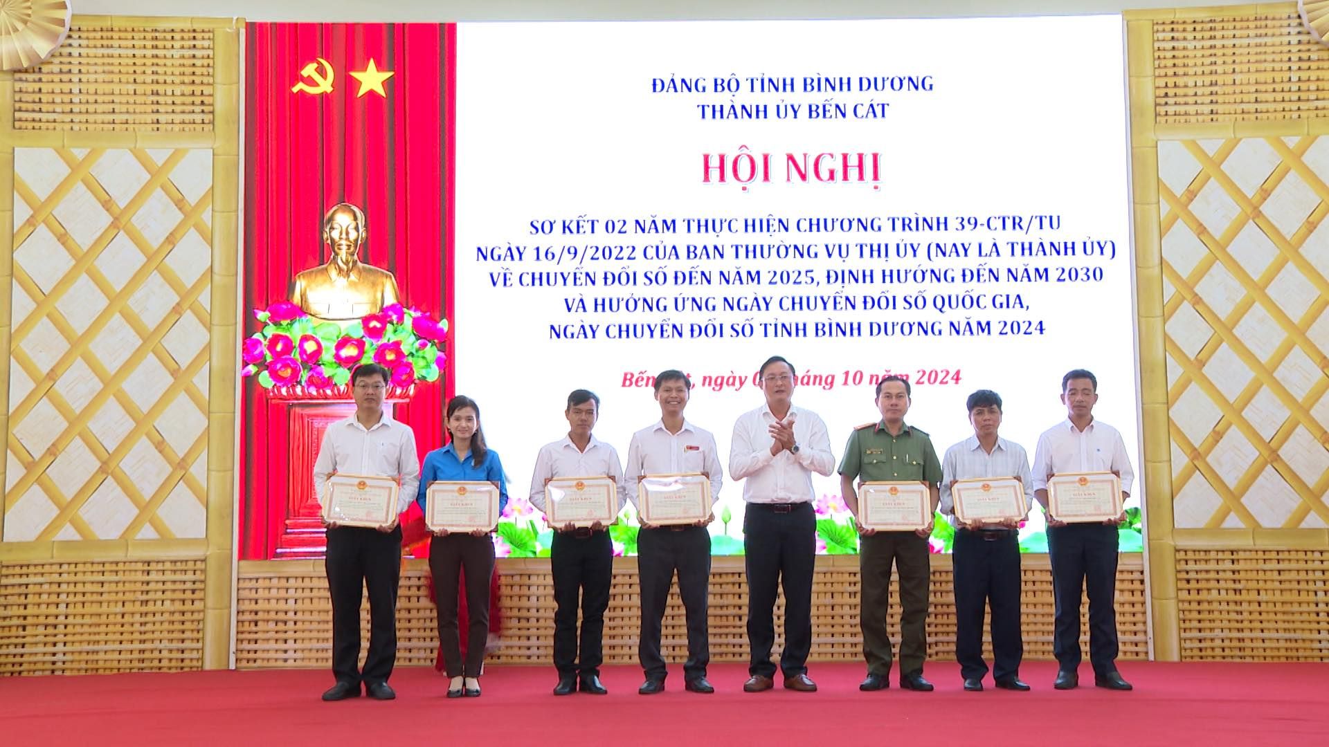 C&oacute; thể l&agrave; h&igrave;nh ảnh về 8 người, c&aacute;i bục v&agrave; văn bản