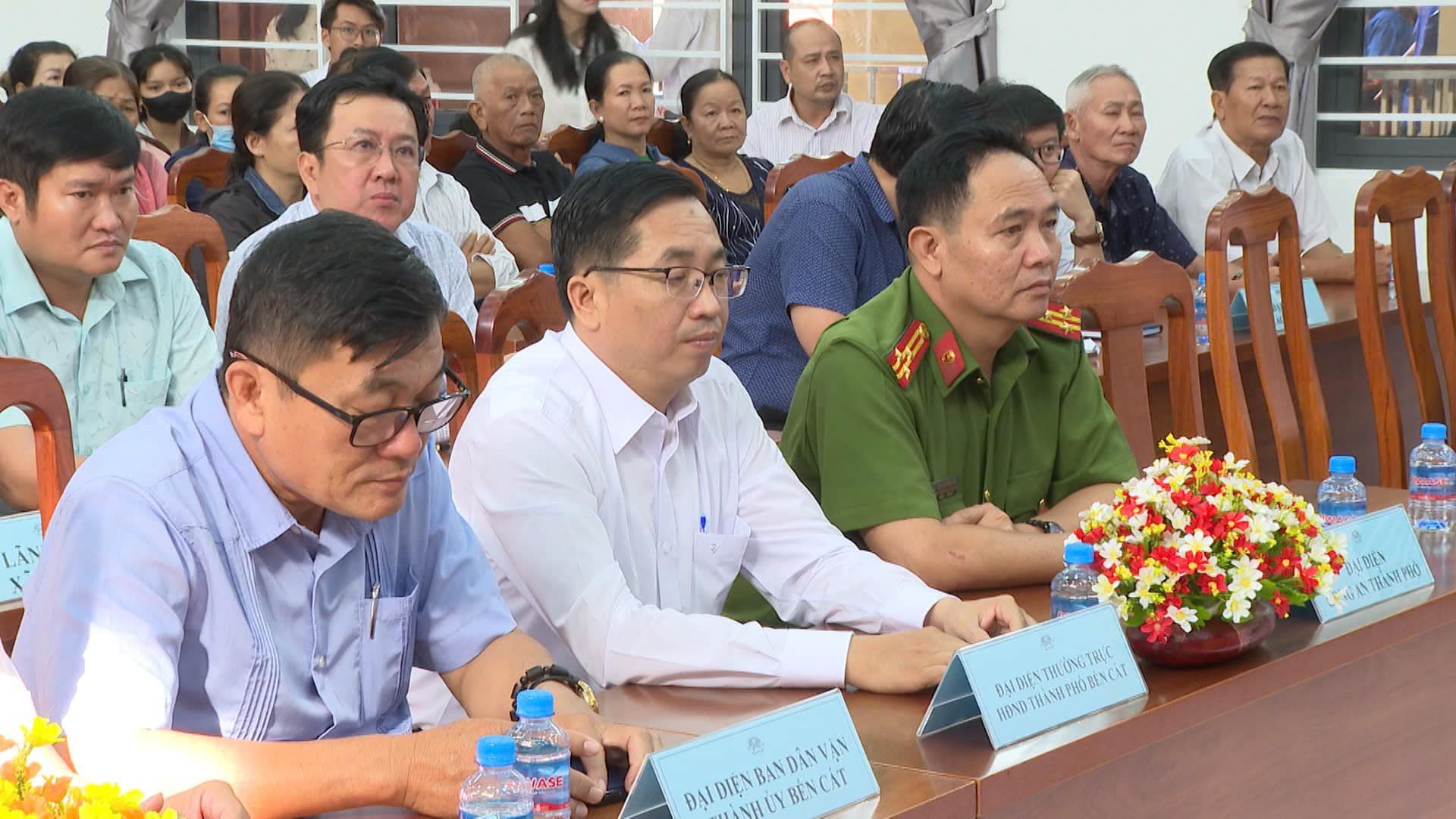 Có thể là hình ảnh về 5 người, cái bục và văn bản