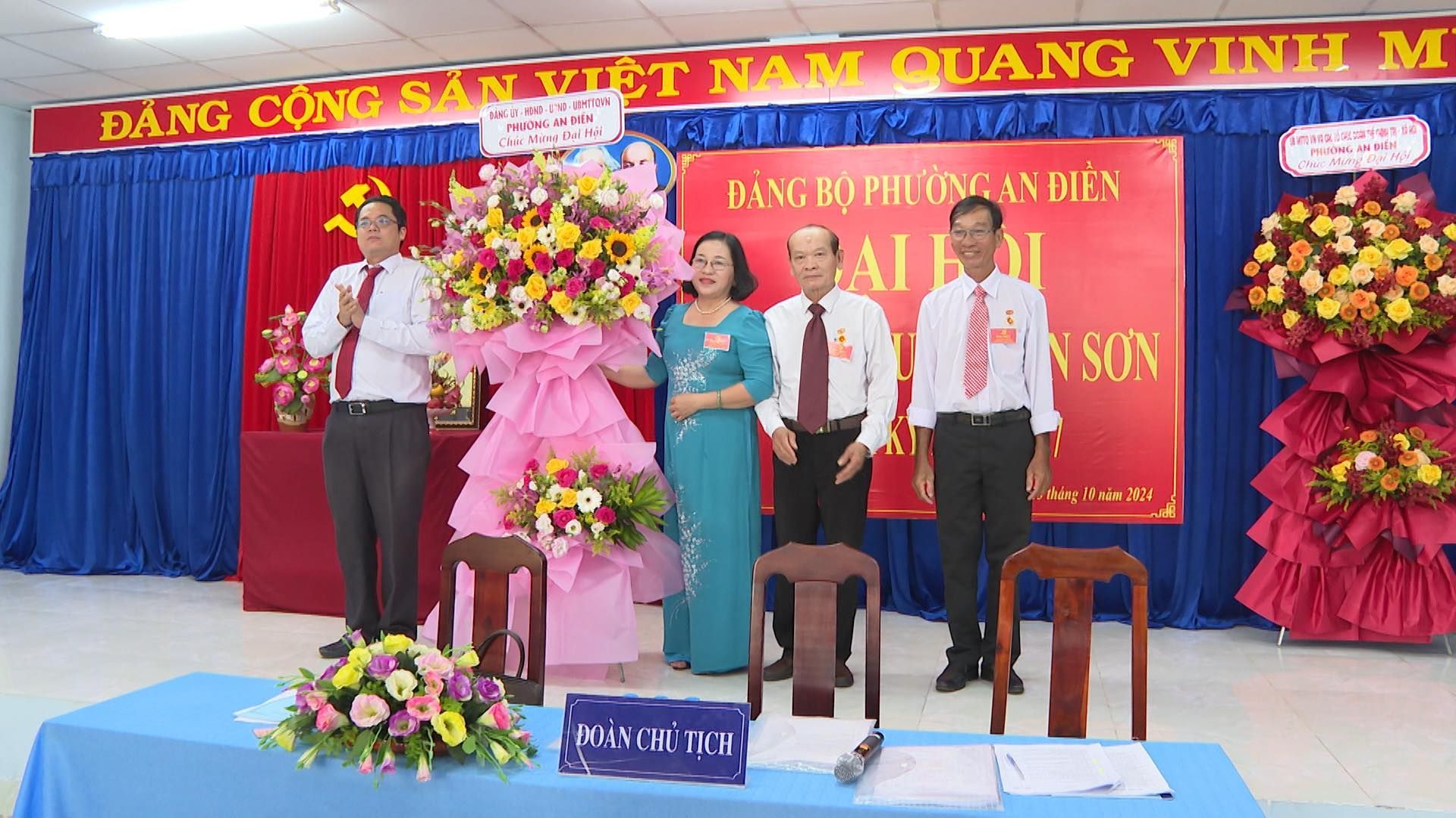 Có thể là hình ảnh về 4 người, cái bục và văn bản