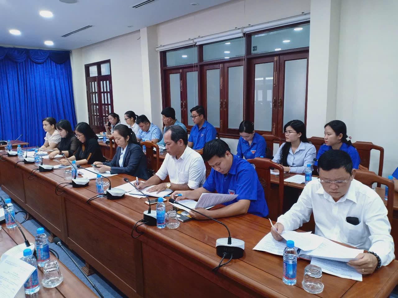 Có thể là hình ảnh về 13 người và văn bản
