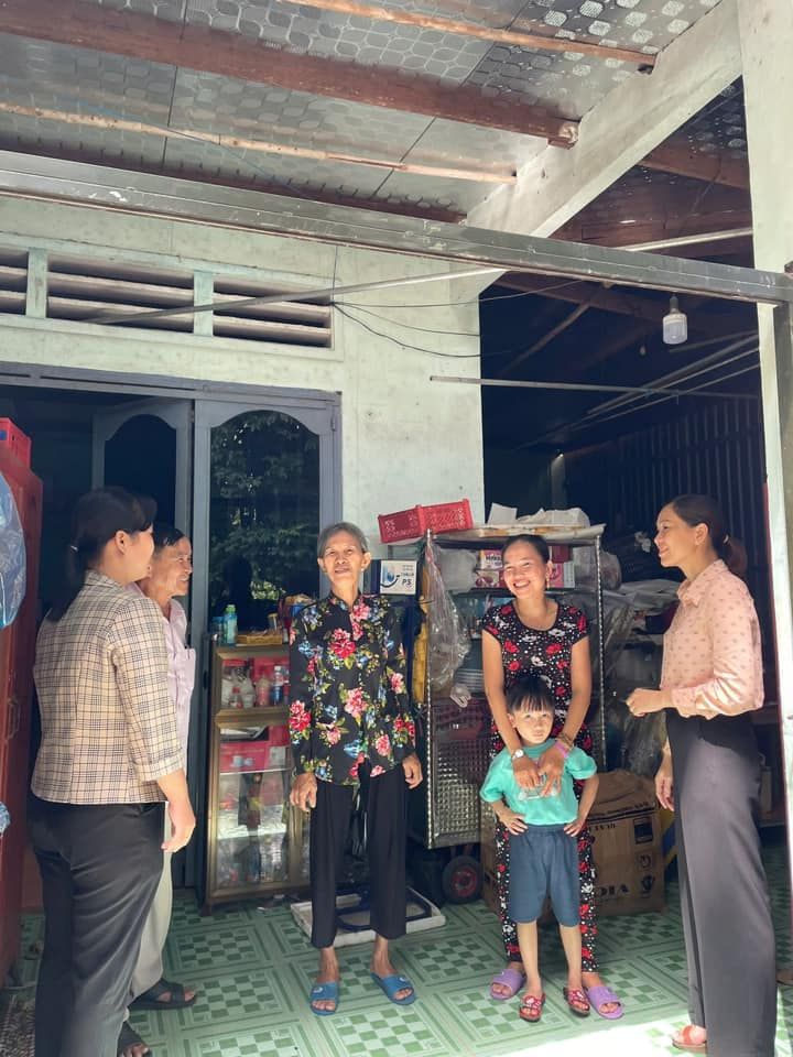 Có thể là hình ảnh về 5 người