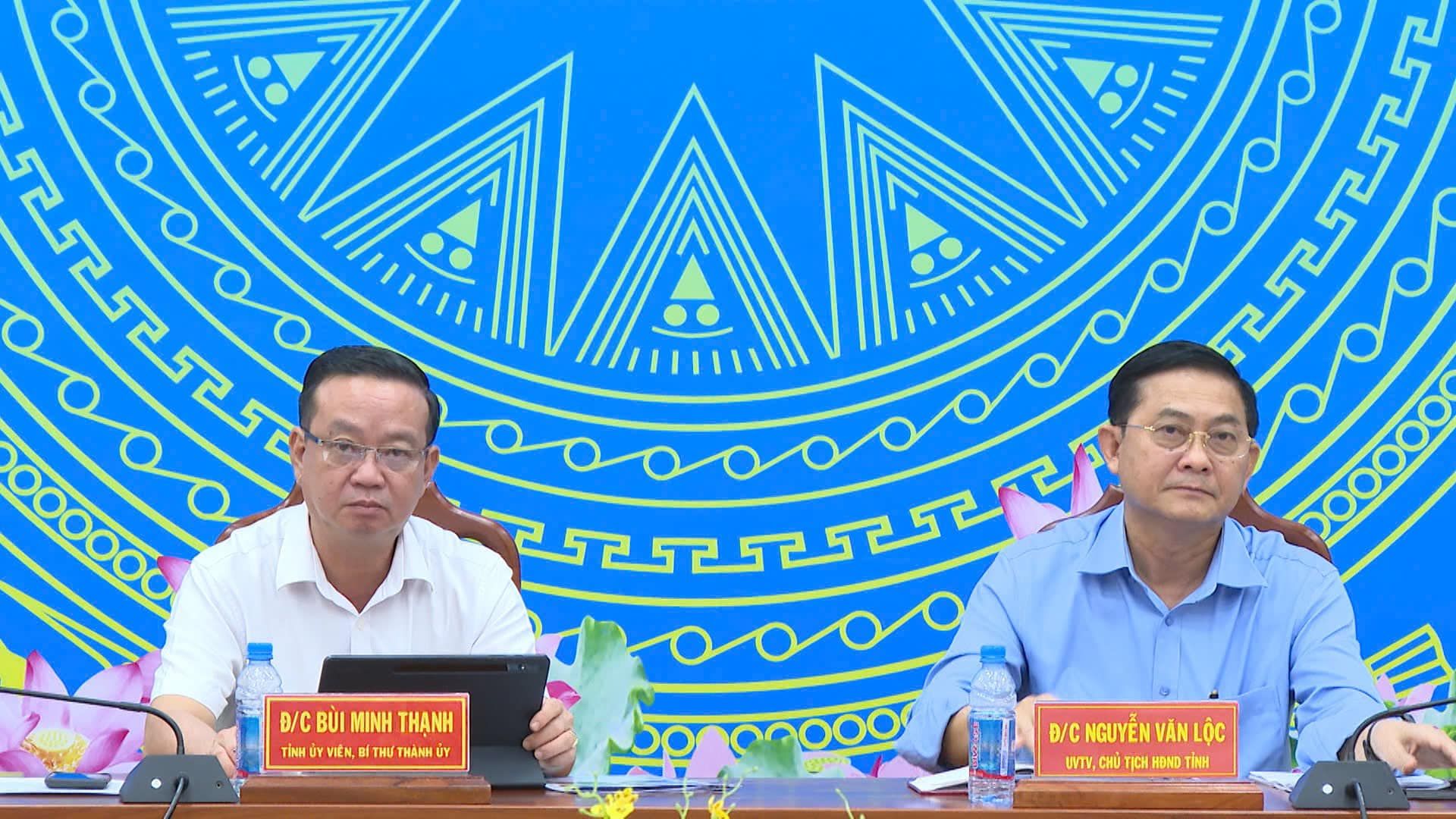 Có thể là hình ảnh về 2 người, phòng tin tức và văn bản