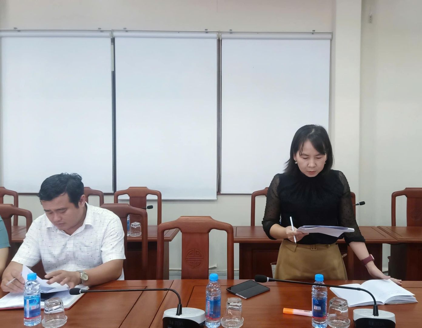 Có thể là hình ảnh về 2 người và mọi người đang học