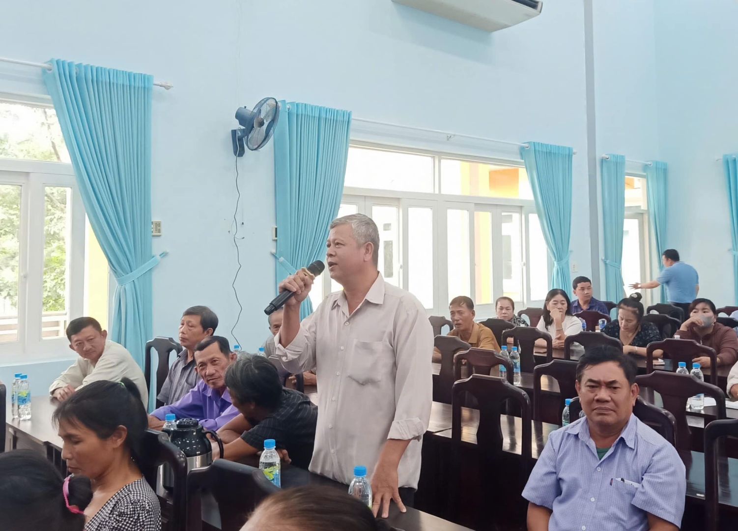 Có thể là hình ảnh về 10 người