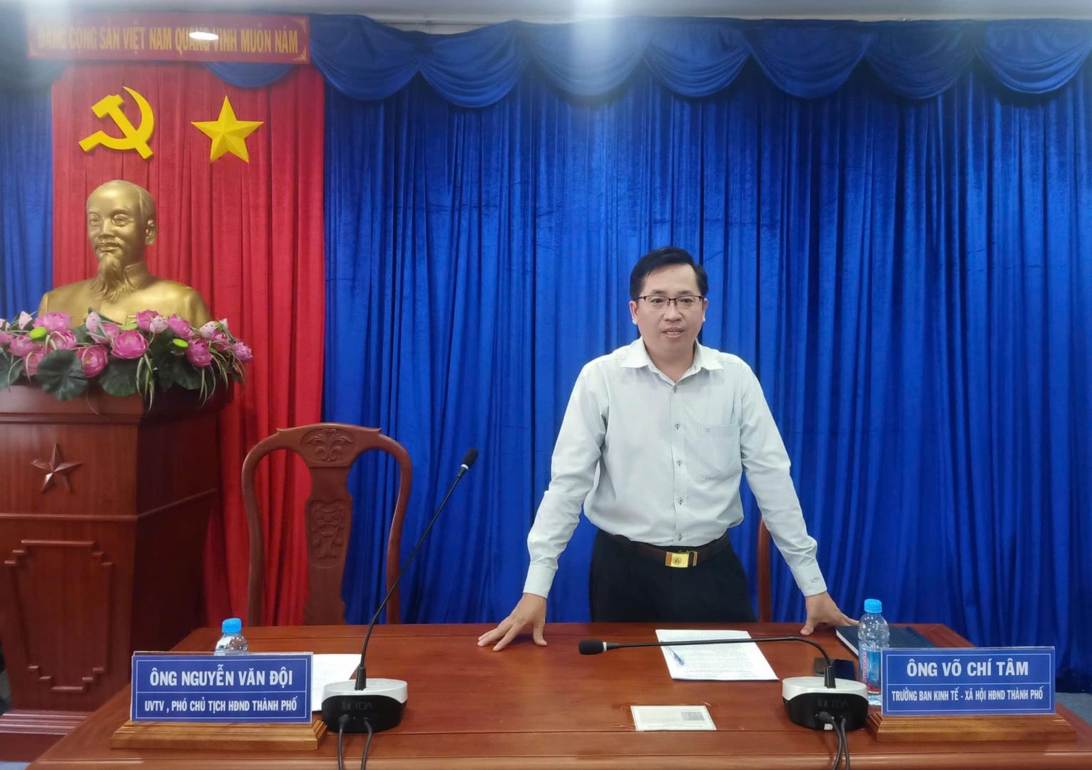 Có thể là hình ảnh về 1 người, Phòng Bầu dục, phòng tin tức và văn bản