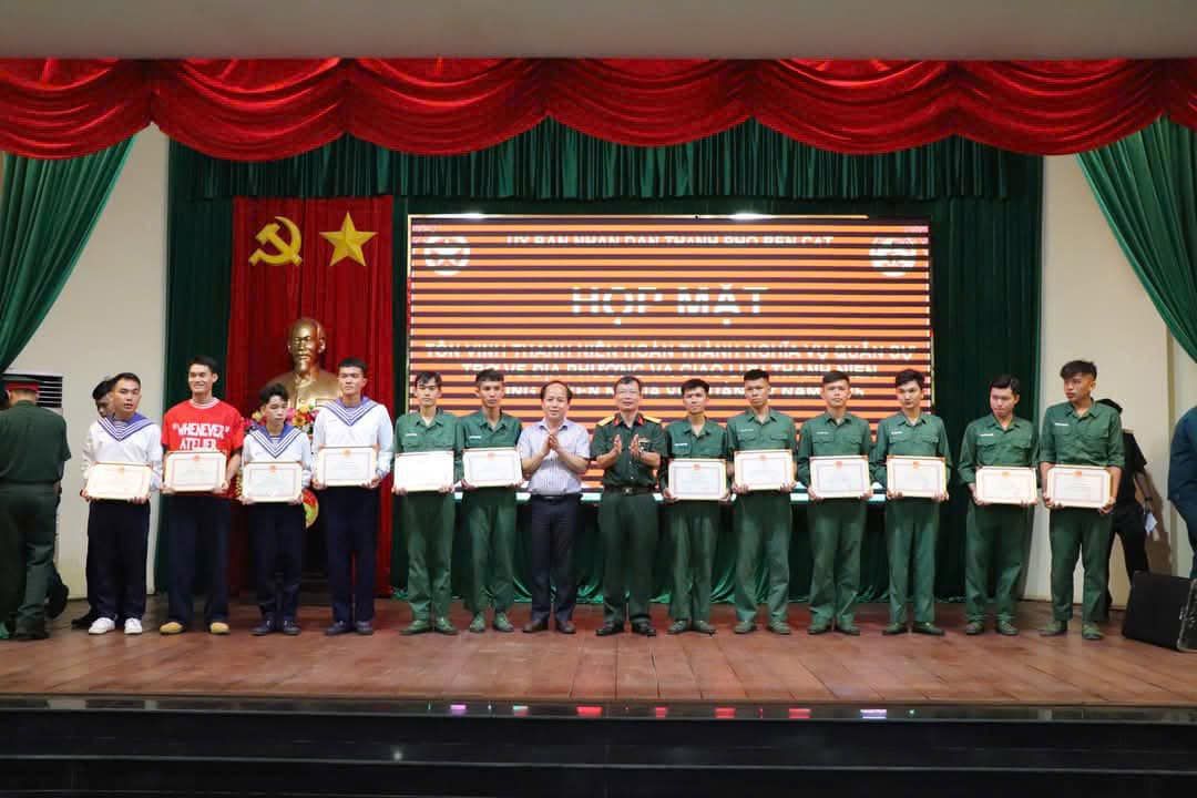 Có thể là hình ảnh về 15 người và văn bản