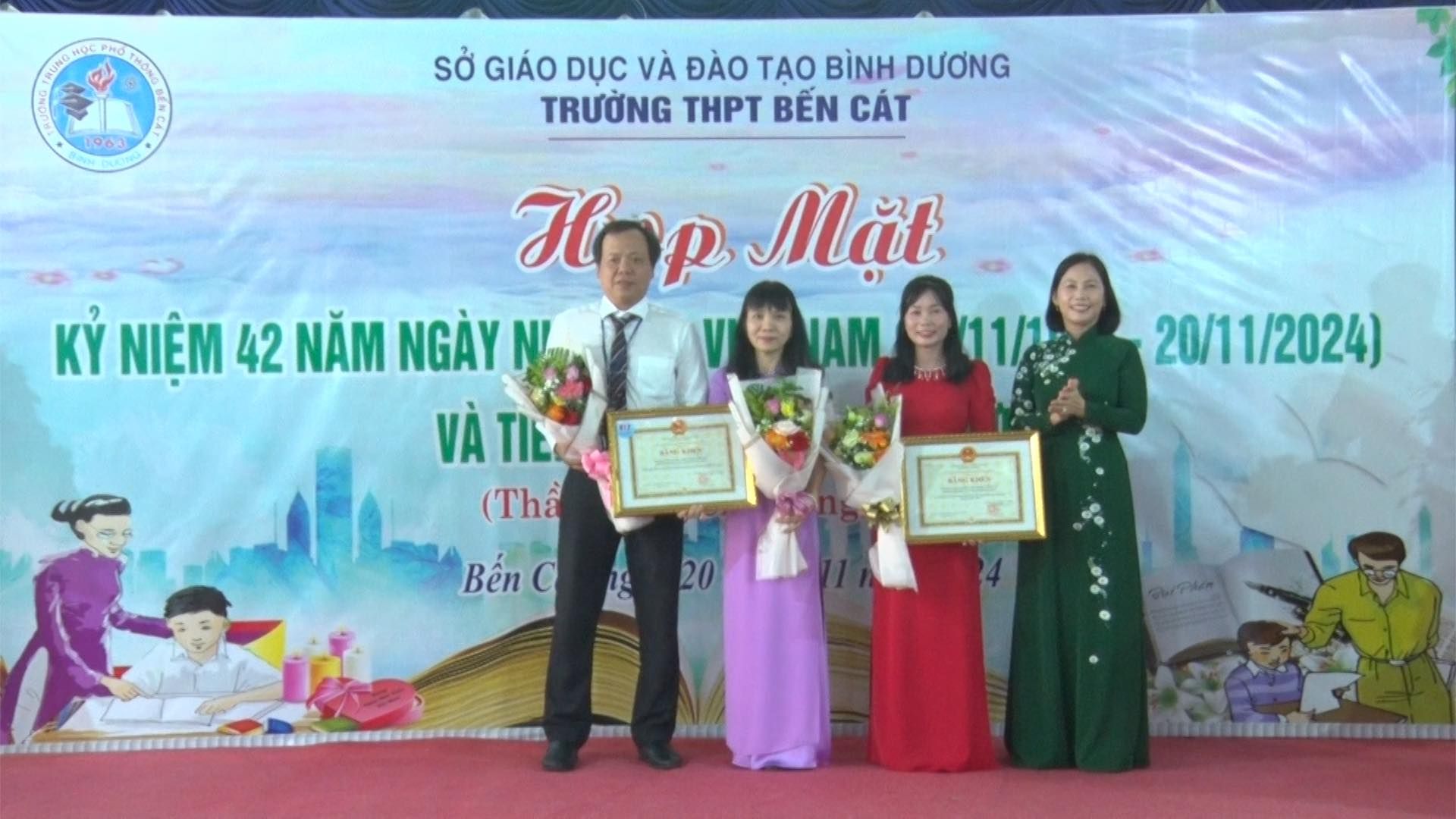 Có thể là hình ảnh về 6 người và văn bản