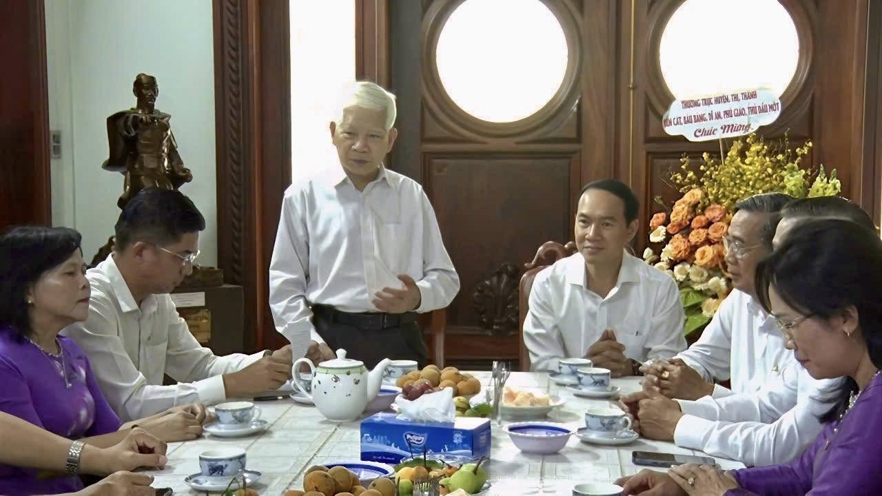 Có thể là hình ảnh về 5 người và văn bản