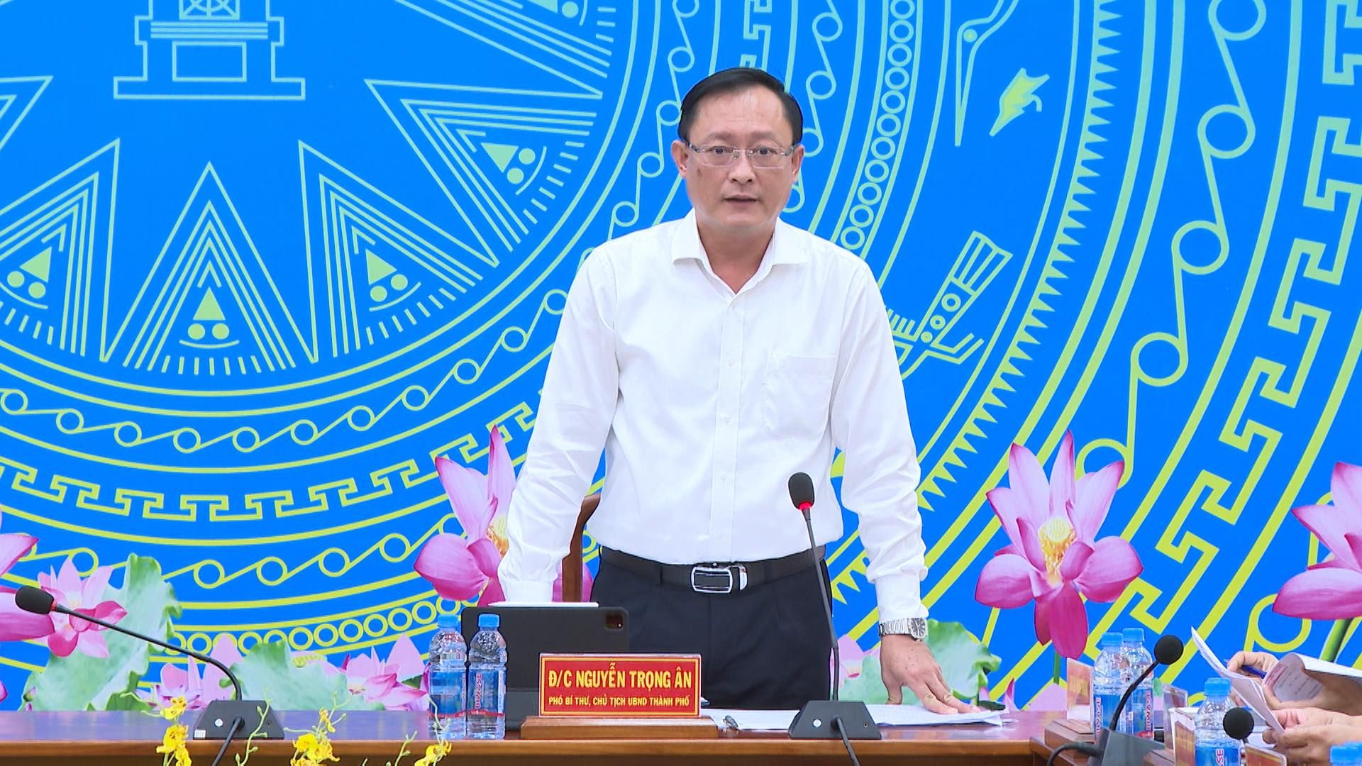 Có thể là hình ảnh về 2 người và văn bản