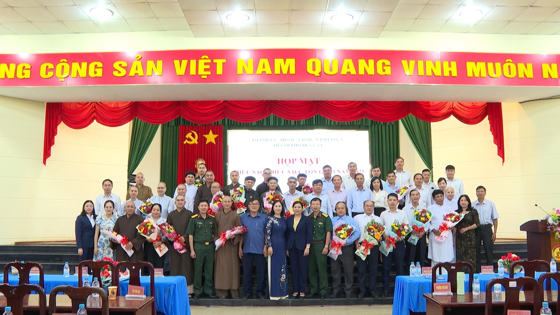 Có thể là hình ảnh về 2 người và văn bản