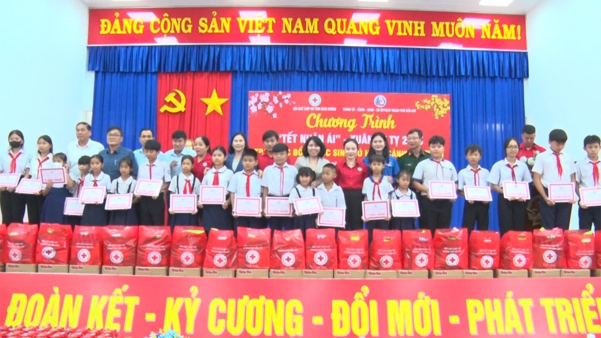 C&oacute; thể l&agrave; h&igrave;nh ảnh về 6 người v&agrave; văn bản