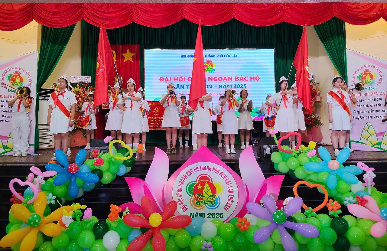 C&oacute; thể l&agrave; h&igrave;nh ảnh về 13 người v&agrave; văn bản