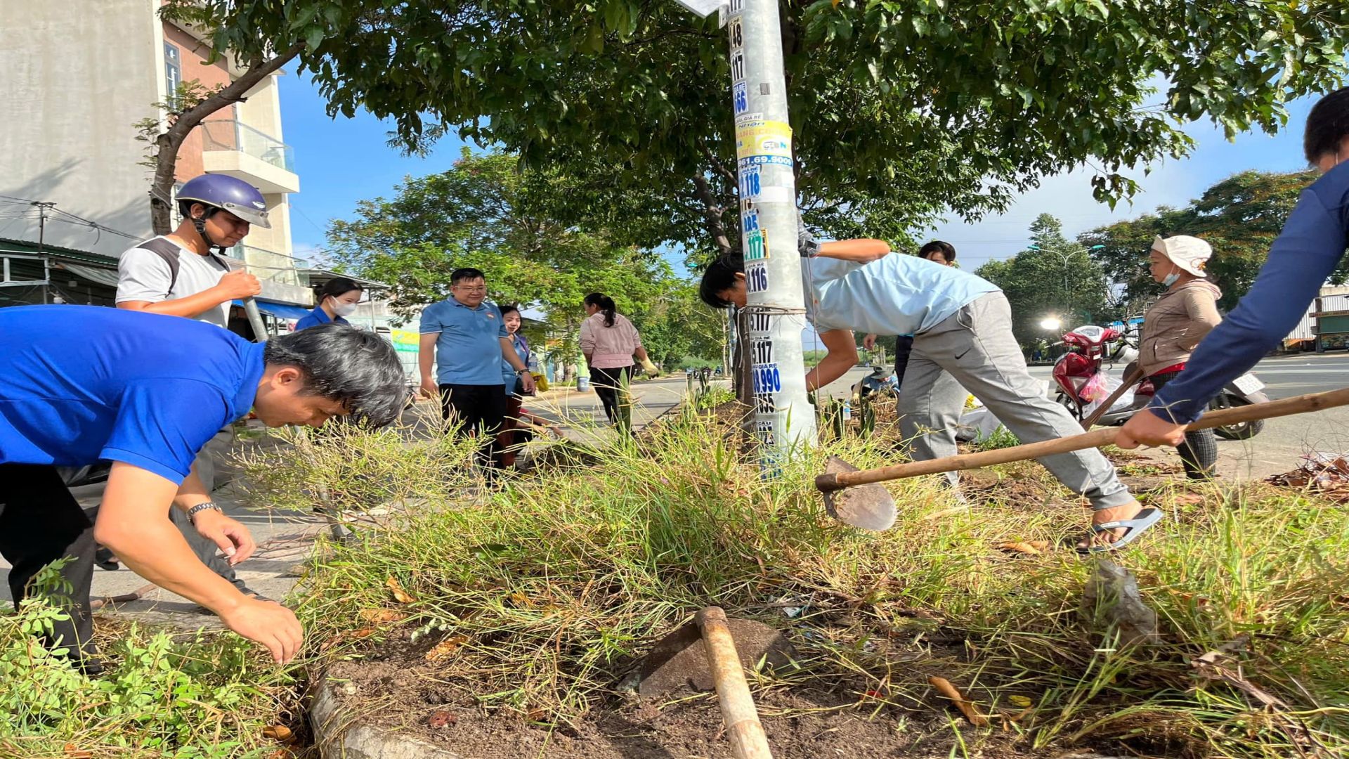 C&oacute; thể l&agrave; h&igrave;nh ảnh về 9 người, c&acirc;y v&agrave; cỏ