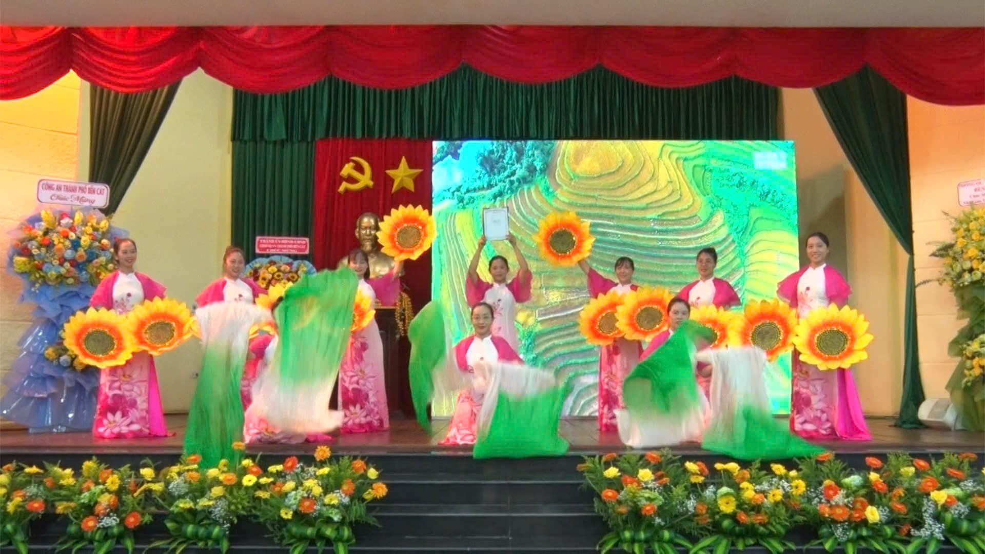 Có thể là hình ảnh về 1 người, hoa và cái bục