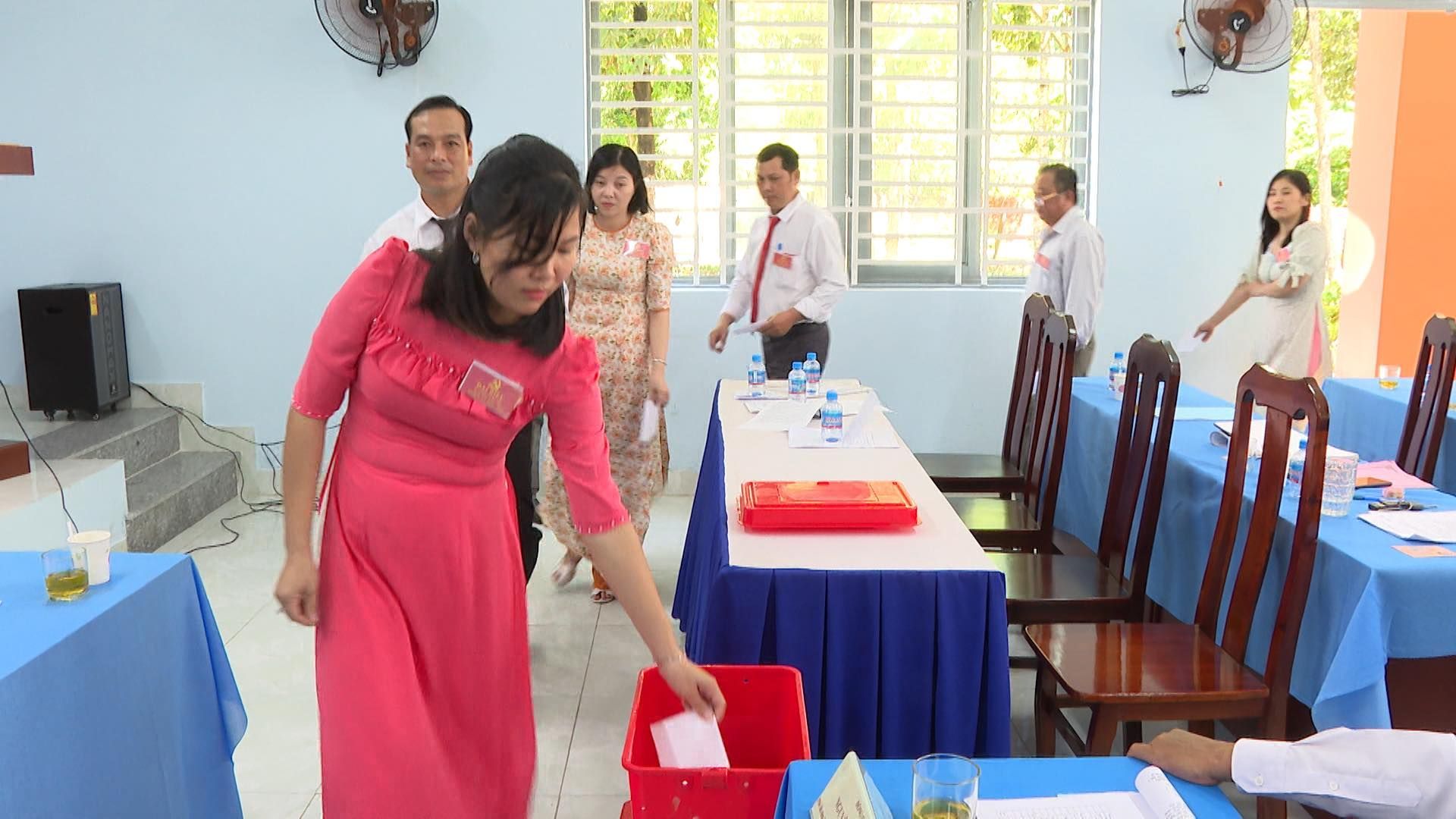 Có thể là hình ảnh về 4 người và bàn