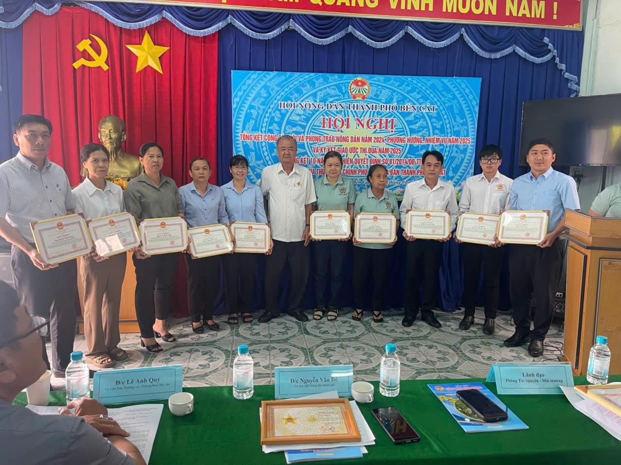 Có thể là hình ảnh về 13 người và văn bản