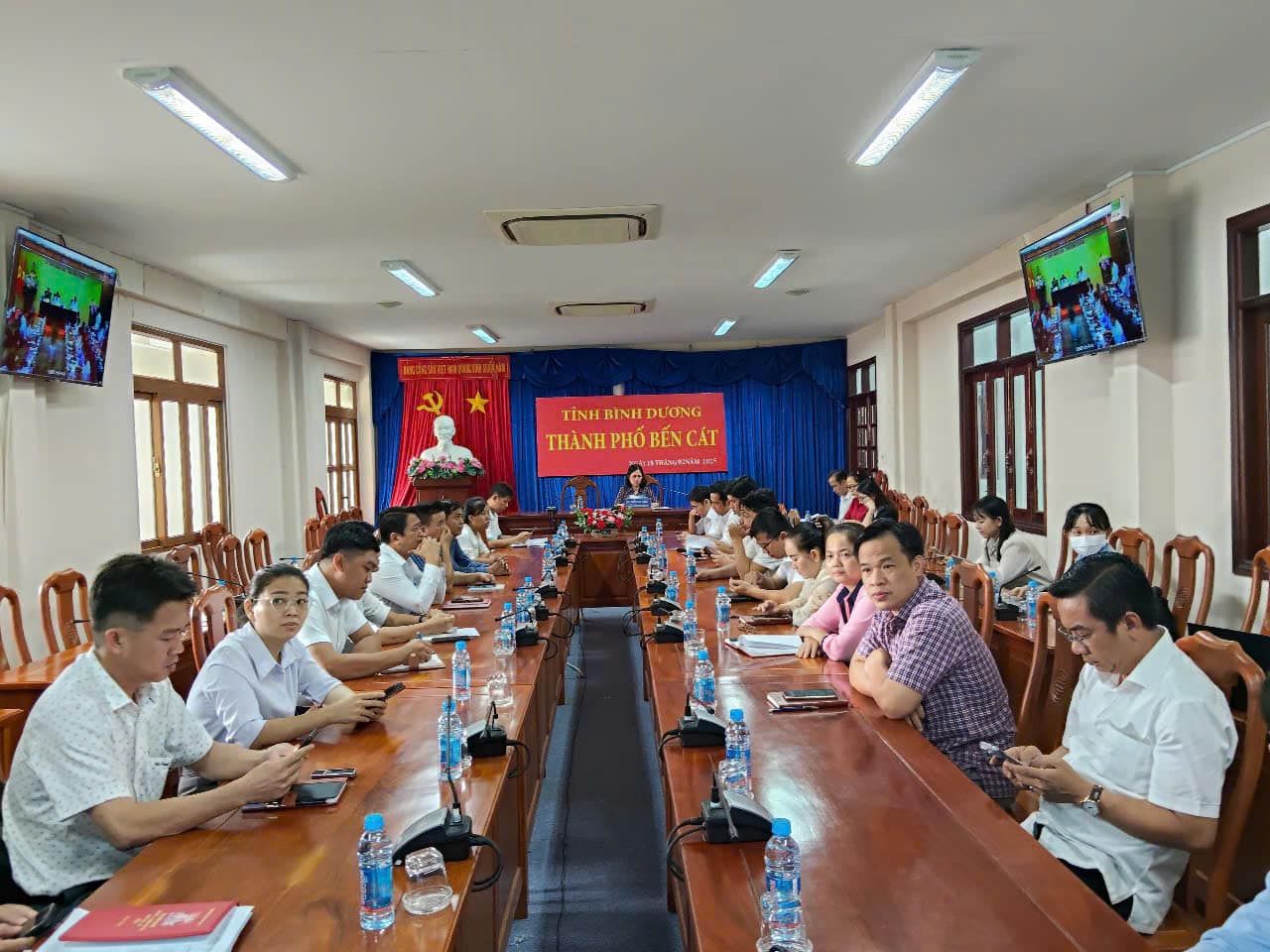 Có thể là hình ảnh về 7 người và văn bản cho biết 'TINHBINI TINHBINHDƯONG DƯƠNG THÀNH PHΟ PHOB THÀNHPHỐBÉNCÁT BÉN BÉNCÁT THSNNIN I'