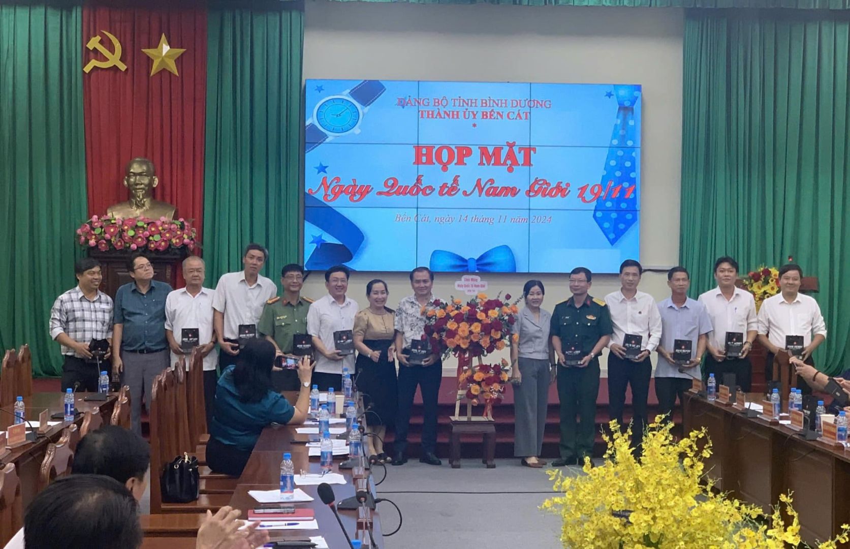 Có thể là hình ảnh về 16 người, cái bục và văn bản