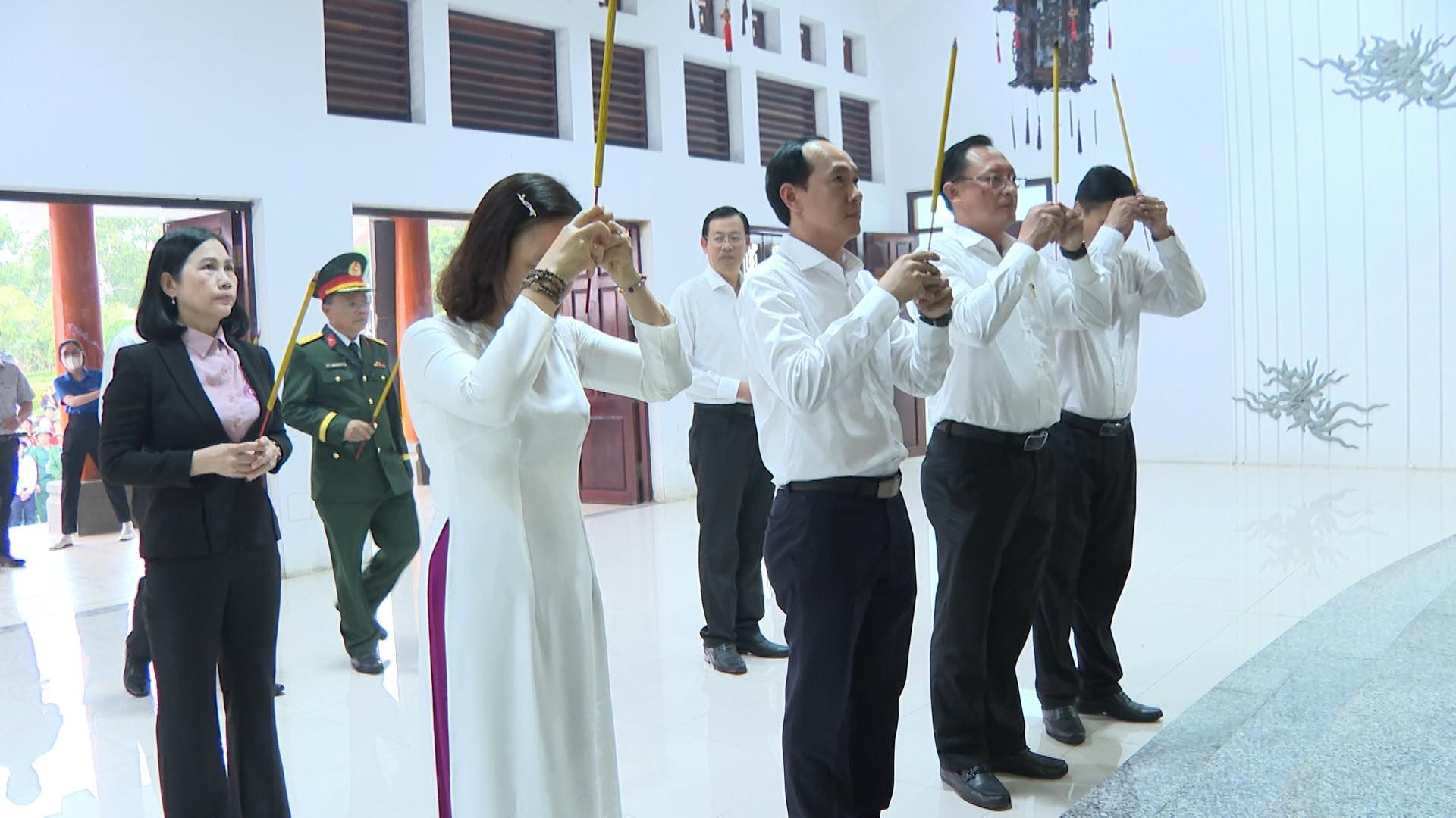 Có thể là hình ảnh về 9 người, kèn oboe và kèn clarinet
