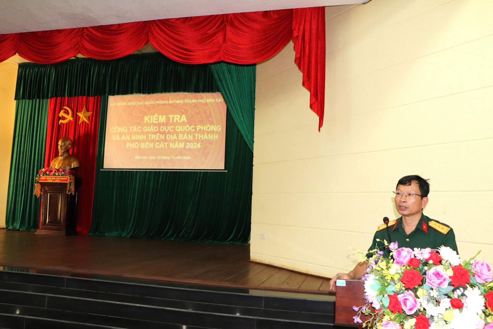 Có thể là hình ảnh về 1 người, cái bục và văn bản