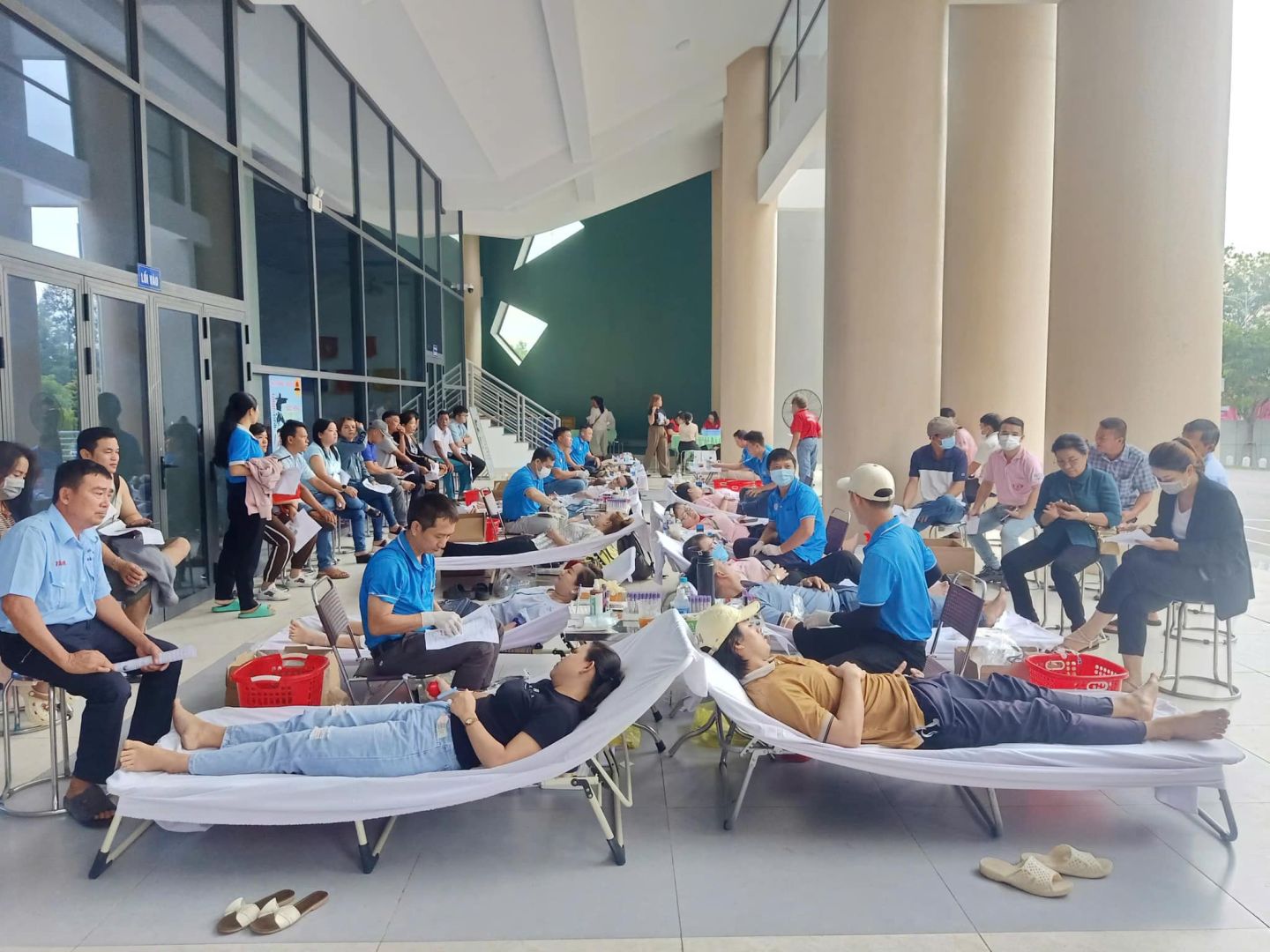 Có thể là hình ảnh về 9 người, mọi người đang học và đám đông